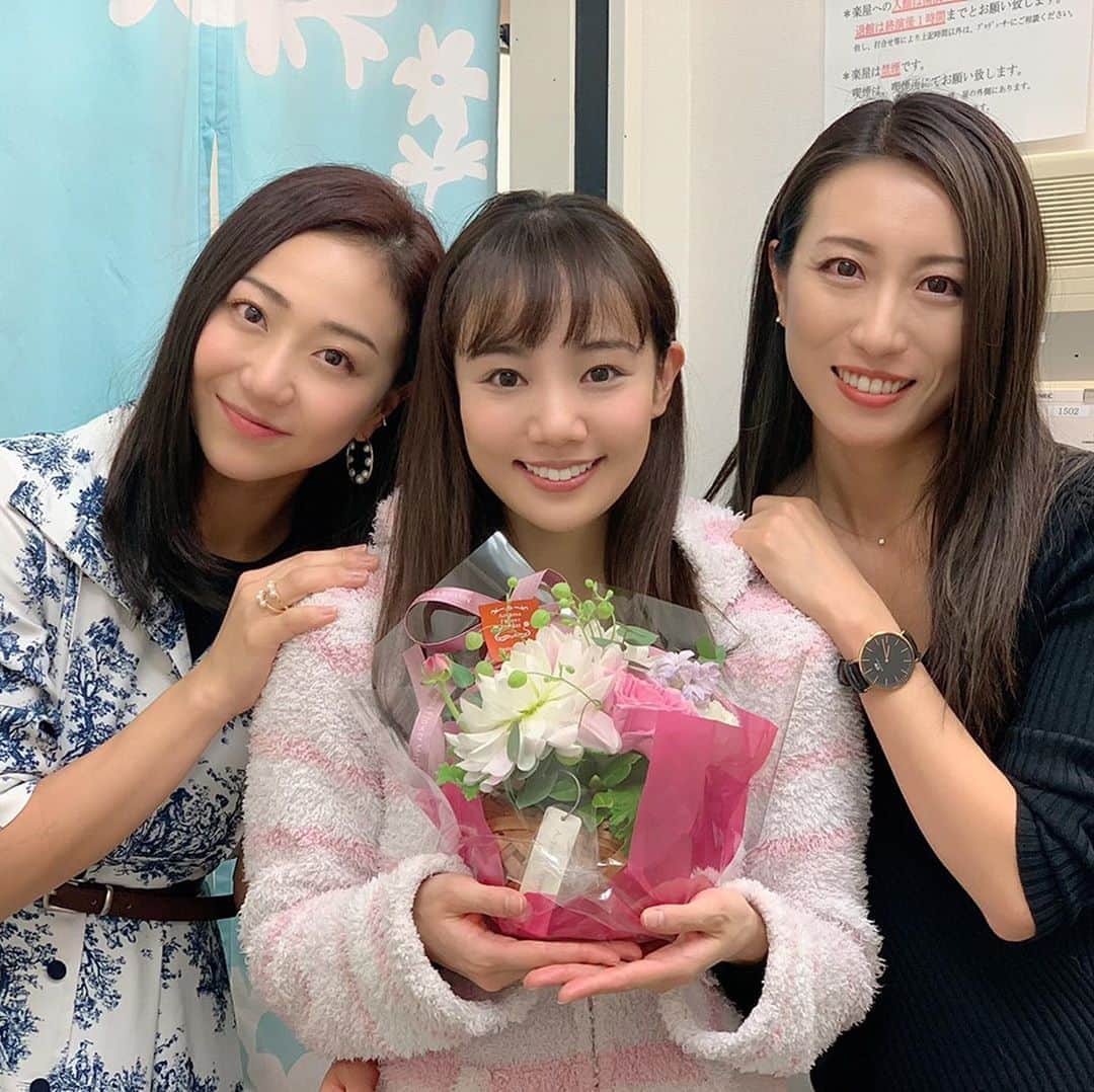 透水さらさのインスタグラム：「可愛い可愛いゆうみの出演作品をやっと観にこれましたっ！！😭﻿ ﻿ ﻿ シャボン玉とんだ宇宙までとんだ🔵﻿ ﻿ ﻿ 本当に素晴らしすぎて、、、思い出しても泣きそうです、、、😭﻿ ﻿ ﻿ 昨日も帰ってから、作品の事、ゆうみの役の女の子の事、出演者の皆様の素晴らしい歌やお芝居の事を考えておりました😭﻿ ﻿ ﻿ 大月さゆさんや、仙名彩世ちゃんも出演されていて、舞台に出られるたびに「天才っ！！」と心の中で叫びました😂﻿ ﻿ ﻿ ﻿ 私の感動しまくった観劇舞台のナンバー3に入りますっ！！✨✨﻿ ﻿ ﻿ ゆうみの親戚のおじ様ポジション並みに観劇されてるれーれさんにお願いして誘っていただき、私も親戚の叔母さんポジに志願しました　笑﻿  帰り道にれーれさんと、命を大切に生きようと話しながら帰りました　笑 色々と考えさせられる作品です ﻿ ﻿ 皆様、ゆうみ、感動をありがとうございましたっ！！！！！😭✨✨﻿ ﻿ #咲妃みゆ #シャボン玉とんだ宇宙までとんだ #最高です #シアタークリエ #大月さゆさん#仙名彩世 ちゃん #朝風れい　さん#透水さらさ #今年初の観劇 #最高ではじまる #ありがとうございました #信じられないくらい泣いた」