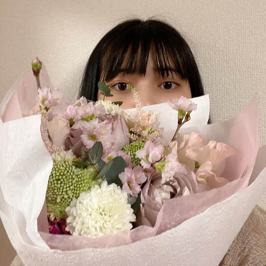 松岡花佳のインスタグラム：「最近お花を頂きました！🥰 2020年も楽しみます〜〜〜🐭」