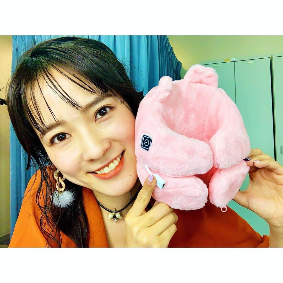 奈津子さんのインスタグラム写真 - (奈津子Instagram)「ルルド　デスクdeズーはアラーム&ヒーター付きで時間になるとバイブレーションで起こしてくれるお昼寝枕💕4千円だけどしっかりした造りだから頭をしっかりと支えてくれて腕に頭の重みが行きすぎず快適に眠れるのがポイント。15分経つと振動してスッキリ起きられて、ヒーターの温かさが心地よい〜✨ ・ これは🐷だけど🐶や🐻のデザインもあり、スマホスタンドにもなるの。私は楽屋で休憩中に使ってますが仕事場のデスクで使うのにもオススメ✨詳しくは #奈津子の家電クリニック　のYouTubeでお伝えしますね〜 ・ #家電 #家電好き #家電女優 #奈津子 #睡眠 #睡眠大事 #昼寝 #アニマル　#奈津子の家電録」1月18日 18時58分 - natsuko_kaden