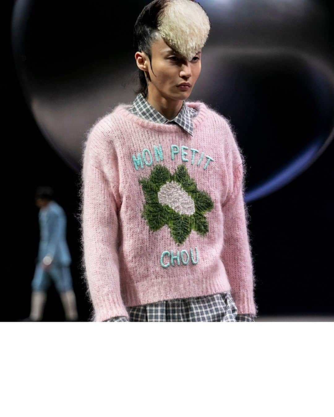 グッチさんのインスタグラム写真 - (グッチInstagram)「A sweater embroidered with a cauliflower and the words ‘mon petit chou’ a French term of endearment meaning my little cabbage, shot on the #GucciFW20 men’s runway by @alessandro_michele. Discover more through link in bio. #AlessandroMichele #mfw #RaveLikeYouAreFive」1月18日 19時00分 - gucci