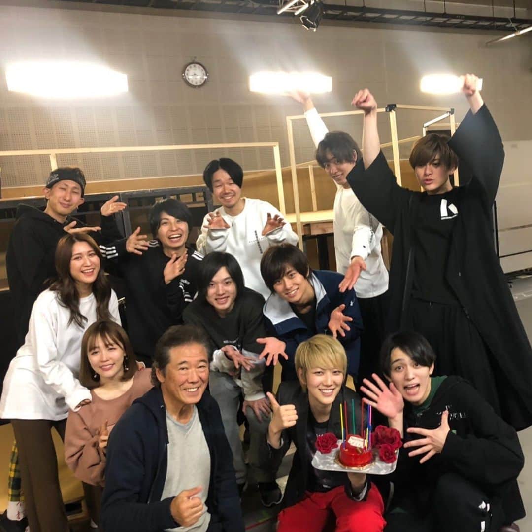 西岡徳馬のインスタグラム：「RED&BEAR 稽古中主演のカイちゃんがお誕生日🎉だったんで、皆んなでお祝いして益々の団結を誓いあいました❗️ 良いチームですよー❣️ . #redandbear」