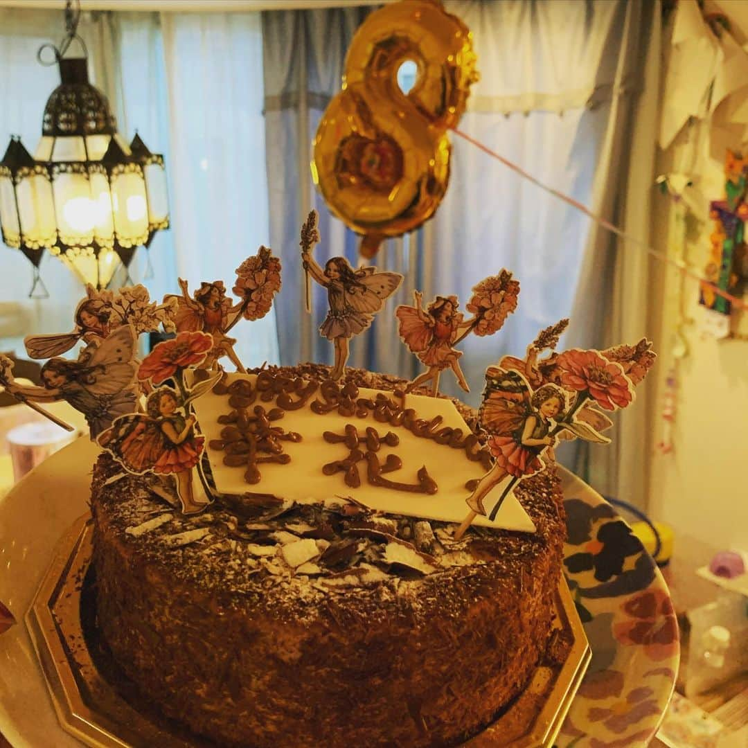 LiLyさんのインスタグラム写真 - (LiLyInstagram)「for my princess 🎂 #バースデーケーキ　 #お誕生日会　#8歳　 来てくれた女の子たちに #メイクアップセット 💋」1月18日 19時06分 - lilylilylilycom