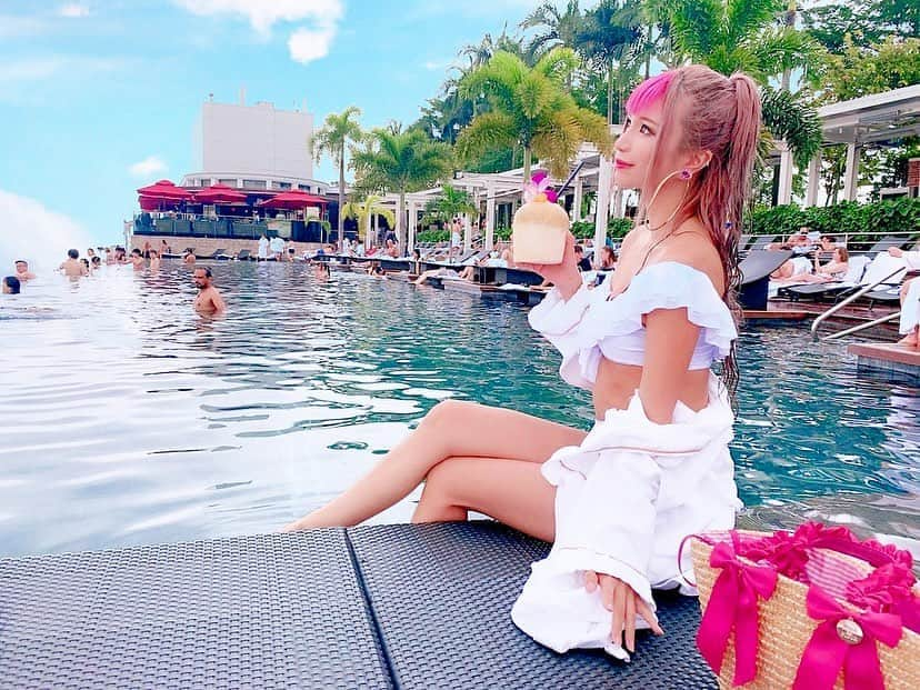 かえるちゃんさんのインスタグラム写真 - (かえるちゃんInstagram)「マリーナベイサンズ🏝 インフィニティプール  休暇中も仕事の連絡でLINEや電話ばかり であまり休めた気はしないけど リフレッシュできたから幸せ👠🎀🎀 たまに携帯壊して何日かなにもしない日が ほしくなる・・・ でも夢に向かって頑張りたいから 精一杯、時間全て使って頑張るよ💪💪💪 休暇中もお仕事決まったり嬉しいことも あったし(*´Д｀*) 頑張って偉いってたまに褒めてほしい🥺🌈💓 ❤︎ ❤︎ ❤︎ #ポートレート女子 #ポートレート撮影 #ポートレートしま専科 #被写体モデル #good_portraits_world #hueart_life #lovers_nippon_portrait #pasha_magagine #portrait_shot #写真好きな人と繋がりたい #お洒落さんと繋がりたい #角色扮演  #얼스타그램 #팔로우 #셀피 #コスプレイヤー #バーレスクヤバイ #ギャル #派手髪 #cosplay  #cosplayer  #cosplay_style  #followme #instagood #インフィニティプール #マリーナベイサンズ #シンガポール」1月18日 19時23分 - k.kaeru