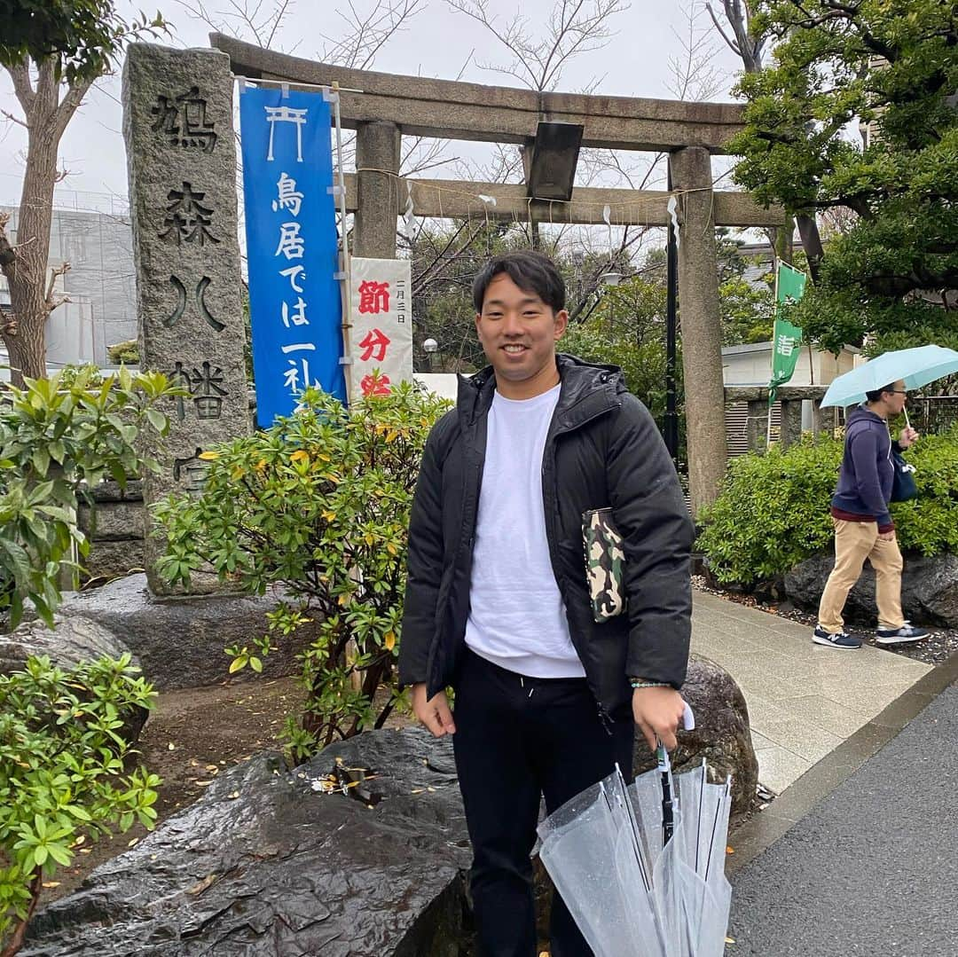 宇佐見真吾のインスタグラム：「陸と初詣⛩  #鳩森八幡神社 #鈴緒 #TDF #大吉結ぶ人」