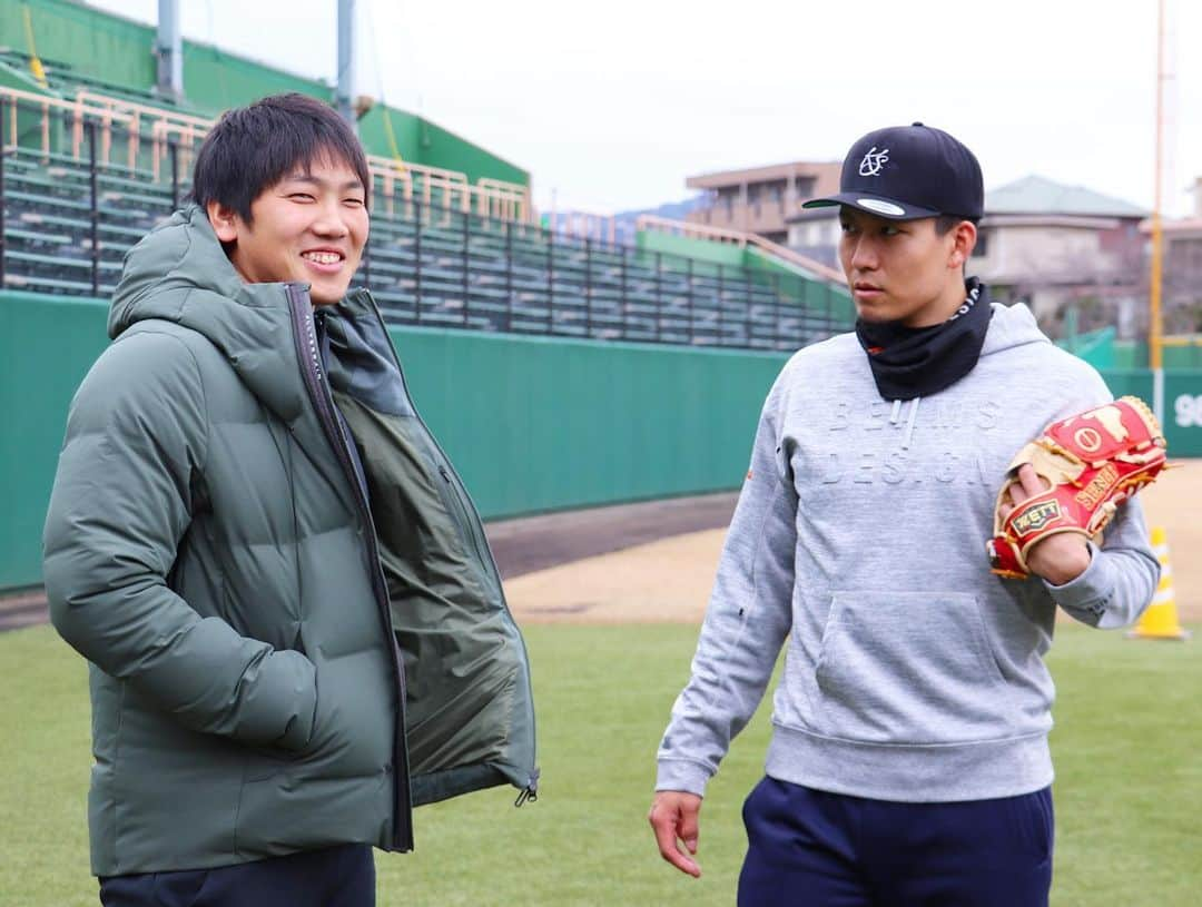 福岡ソフトバンクホークスさんのインスタグラム写真 - (福岡ソフトバンクホークスInstagram)「#自主トレレポート #千賀滉大 #石川柊太 #川原弘之 #杉山一樹 #吉住晴斗 #樋越さん #種市篤暉 投手 #千葉ロッテマリーンズ #今年も#メディアの皆さんへ#差し入れ#なのに#ジト目 #ジト目2 #ジト目3#種市投手に向けて#と思いきや#秀平さんに向けてだから ！笑#ナゼ今 #softbankhawks #ホークス #s15」1月18日 19時32分 - softbankhawks_official