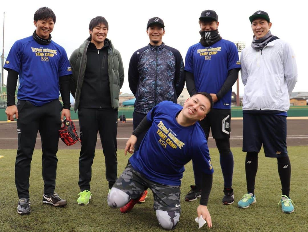 福岡ソフトバンクホークスさんのインスタグラム写真 - (福岡ソフトバンクホークスInstagram)「#自主トレレポート #千賀滉大 #石川柊太 #川原弘之 #杉山一樹 #吉住晴斗 #樋越さん #種市篤暉 投手 #千葉ロッテマリーンズ #今年も#メディアの皆さんへ#差し入れ#なのに#ジト目 #ジト目2 #ジト目3#種市投手に向けて#と思いきや#秀平さんに向けてだから ！笑#ナゼ今 #softbankhawks #ホークス #s15」1月18日 19時32分 - softbankhawks_official