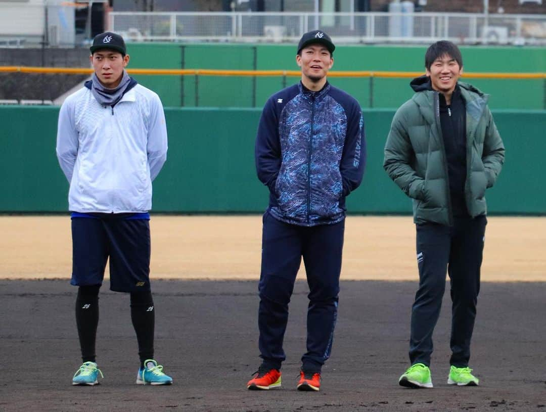 福岡ソフトバンクホークスさんのインスタグラム写真 - (福岡ソフトバンクホークスInstagram)「#自主トレレポート #千賀滉大 #石川柊太 #川原弘之 #杉山一樹 #吉住晴斗 #樋越さん #種市篤暉 投手 #千葉ロッテマリーンズ #今年も#メディアの皆さんへ#差し入れ#なのに#ジト目 #ジト目2 #ジト目3#種市投手に向けて#と思いきや#秀平さんに向けてだから ！笑#ナゼ今 #softbankhawks #ホークス #s15」1月18日 19時32分 - softbankhawks_official