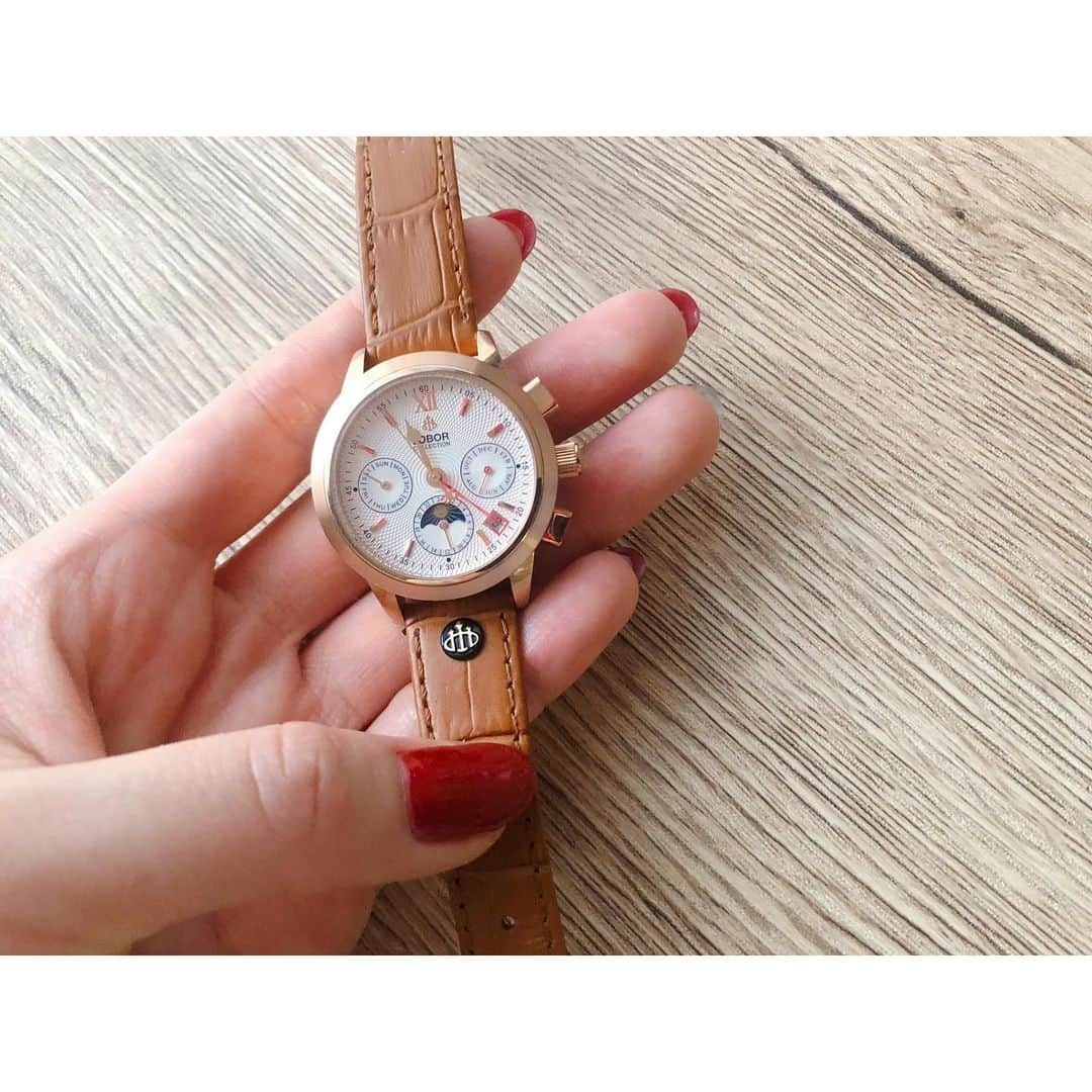 今村仁美さんのインスタグラム写真 - (今村仁美Instagram)「オートサロンでも付けてた時計⌚️ 可愛いって凄い言われるから嬉しい♡ 私が付けてるのは、 CELLINI GUILDFORD のBRAUN🥰 お気に入りで、毎日付けてます！ ここから買えるよ♡↓ @loborjapan  クーポンコードを入力すると、10%offになるよ💋クーポンコードはこちら↓ 【imamu106】 . . . #lobor #ロバー#腕時計 #時計 #手元倶楽部 #beauty#fashion#model#coodinate」1月18日 19時38分 - imamura_hi