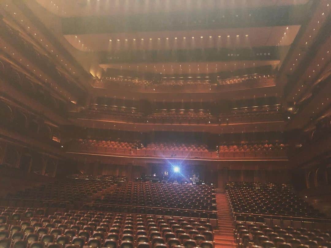 のインスタグラム：「山崎育三郎さんツアー福岡公演！ お誕生日当日というのも重なりすごく盛り上がりました！ 楽しかったー！ #山崎育三郎 #mirrorball  #piano」