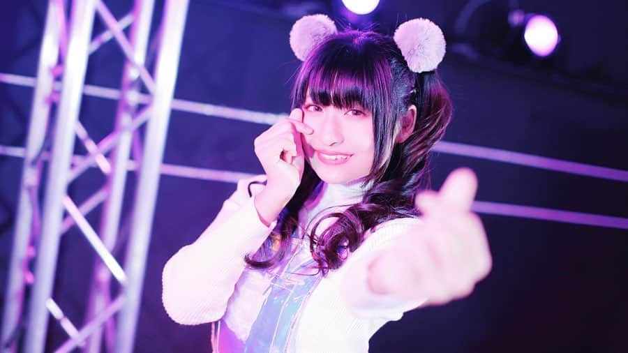 りりりのインスタグラム：「『ファンサしちゃうぞ(・ω<)』 【嫉妬、嫌がらせには負けない ふざけんな！実力で勝ってやる だから辞めない負けず嫌い 私はいる】  ここの歌詞☝️特に好きです！ 応援してくれてる人がいるからりりりがいる！のだ！！ ありがとう😊😊 Photo: Johnny. @26310_j ・ ・ #りりり #ファンサ #踊ってみた #見てね #お手紙は宝物  #ファンサのコールめちゃ好き #あおいママコーデ #大好き」