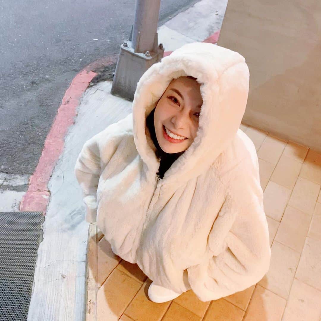 張香香のインスタグラム：「我是一顆🏐？🐣？⛄️？ - 這件真滴保暖摸起來又超軟超舒服還能兩面穿 (也能這樣穿?!) ⚪️/ @adam.with.eve」
