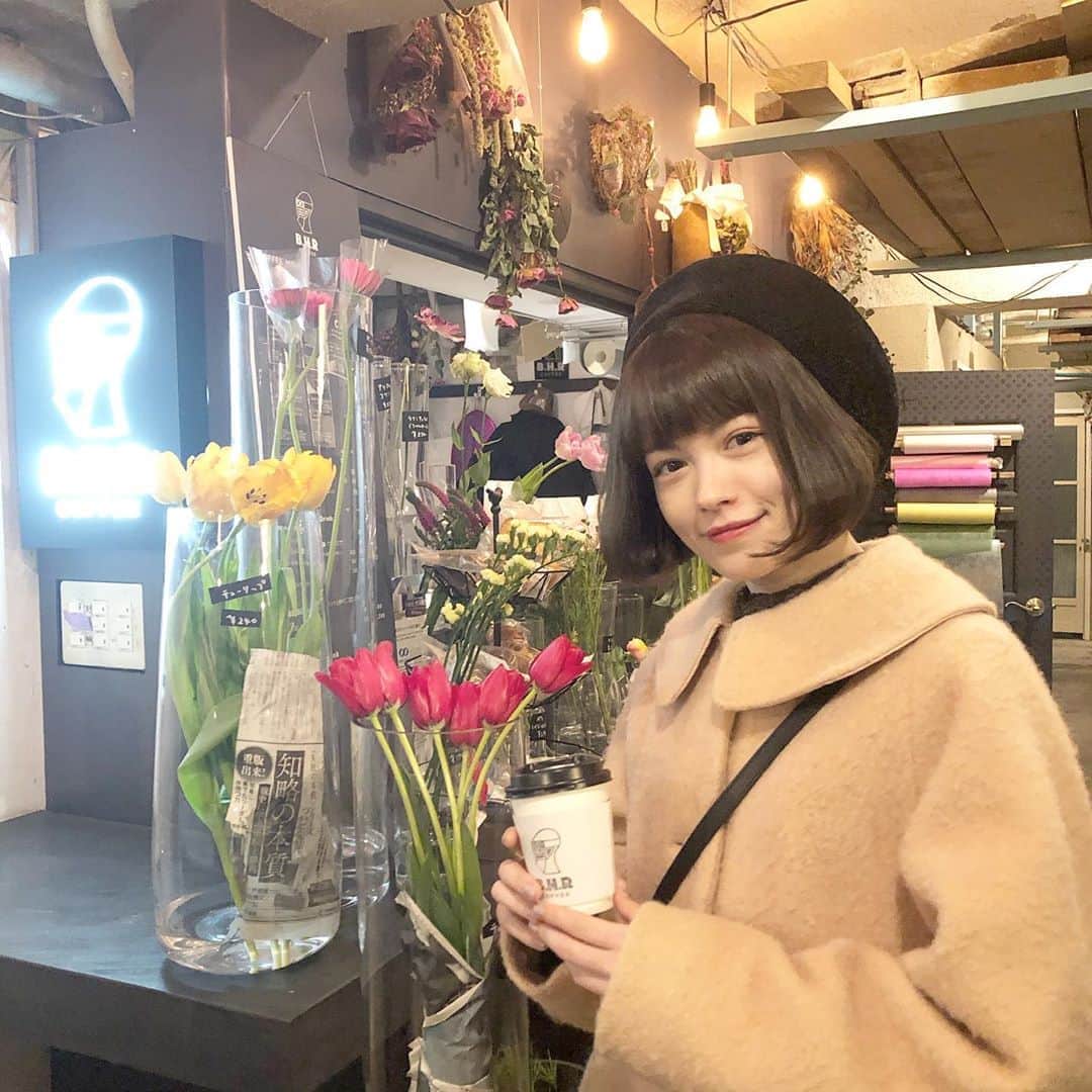 のインスタグラム：「学生の頃の先生がコーヒー屋さん兼お花屋さんを始めたので行ってきた☕️ 話題になってるだけあってとても美味しかった😌 池尻大橋にあるのでみなさんも是非行ってみてください💐  #BHR #bhr_coffee」
