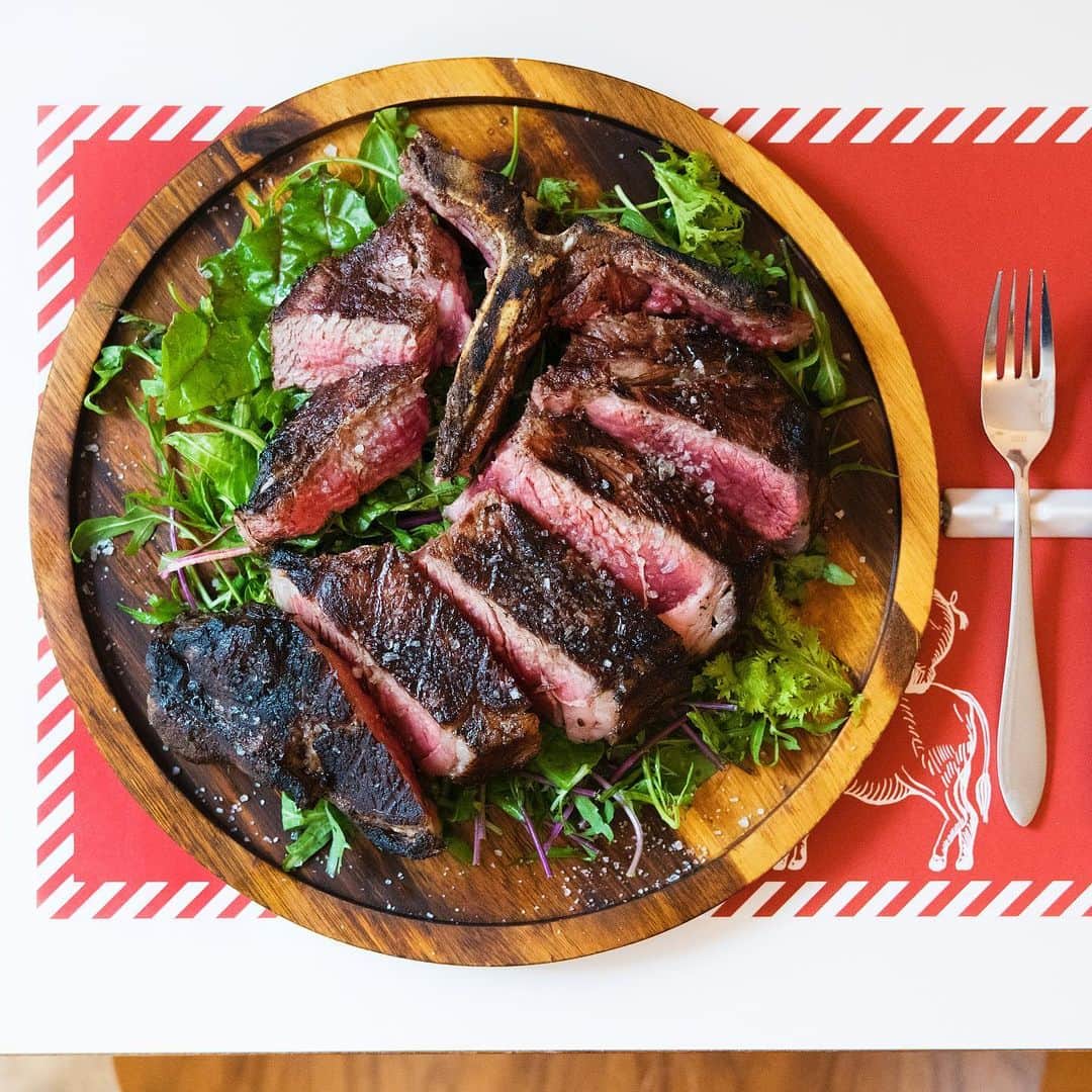 Hanako公式さんのインスタグラム写真 - (Hanako公式Instagram)「肉本来の旨みを、イタリア式で楽しむ🥩﻿ ﻿ 〈trattoria29〉は、イタリア・トスカーナの肉の名店〈ビステッカ〉で修業を積み、本場さながらに強火でガッと焼き上げた「Tボーンのビステッカ」は、1週間前までに予約を。イタリア式で、シチリア産の海塩とオリーブオイルで食べるのがおすすめ。﻿ ﻿ 【Hanako_1179全国グルメ特集より】﻿ #Hanako #Hanako_magazine #おすすめ店 #グルメ #グルメ部 #食べ歩き #東京グルメ #東京ランチ #忘年会 #新年会 #カフェ巡り #スイーツ部 #台湾グルメ #喫茶店 #カレー好き #肉グルメ #パフェ #アイス部 #餃子 #クラフトビール #ベーカリー #パン好き #mytokyois #tokyotokyo #trattoria29 #西荻窪ごはん #mytokyois #tokyotokyo #photoby_HiromiKurokawa」1月18日 19時45分 - hanako_magazine