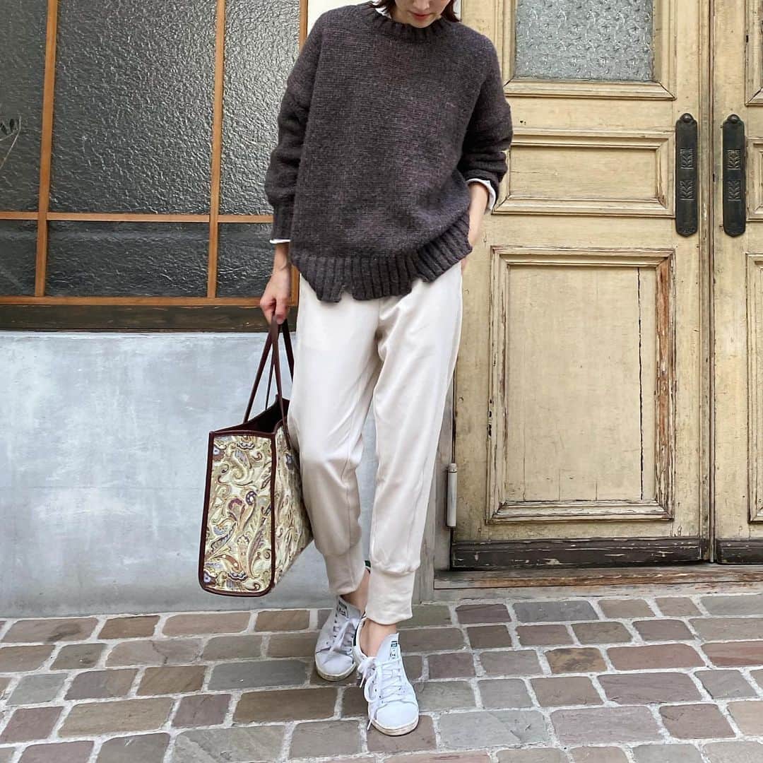 美生のインスタグラム：「たくさん動く日は﻿ リブヘムパンツに限る♡﻿ ﻿ 大好評のリブヘムパンツは﻿ ニット合わせもブラウス合わせも﻿ 最高に可愛い♡﻿ ﻿ 新作のあれやこれやにも﻿ 絶対合わせたい✨﻿ ﻿ たくさんコーデご紹介させてください😌﻿ ﻿ ﻿ #膝蹴りパンツのはなし」