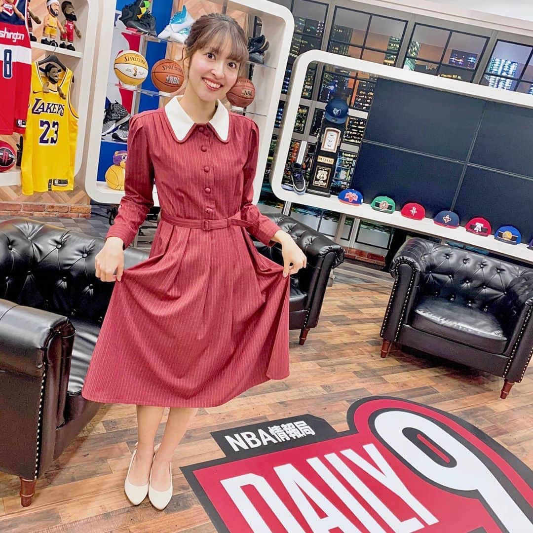 のインスタグラム：「#DAILY9 今日は #グローバー さん #中原雄 さんとお送りします🏀 リーグも大体半分に差し掛かりましたが まだまだ見逃せない試合ばかり 後半からも番狂わせは全然あるそうです🥺 今後も楽しみですね！ #NBARakuten #NBA 今日はなんと言っても #ジャがすごいんじゃ ！ . 衣装は #Fint さんです！ #レトロガール で可愛いワンピース🥰」