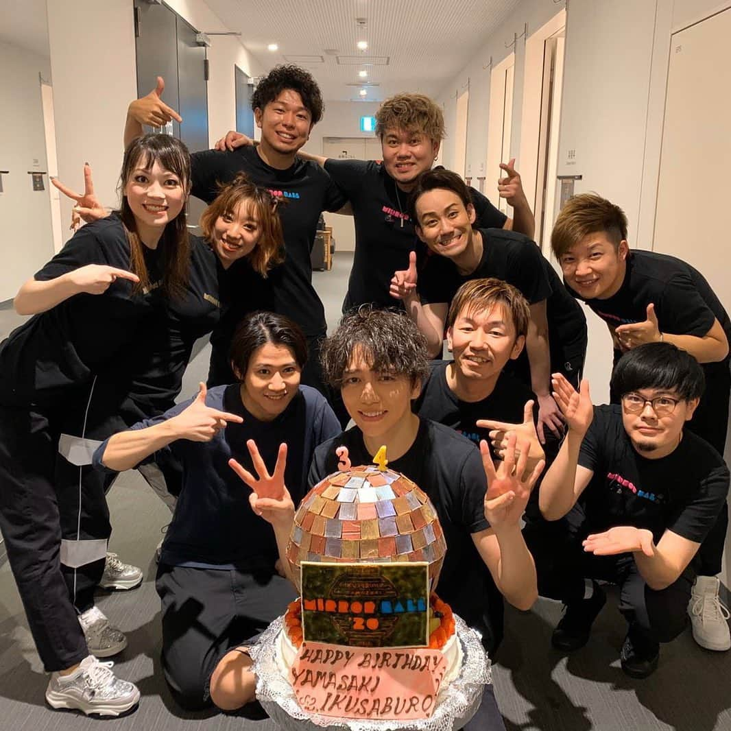 山崎育三郎さんのインスタグラム写真 - (山崎育三郎Instagram)「福岡公演終演！！ バースデー公演、忘れられない日になりました。  アンコール前の大合唱でのハッピーバースデイ。  なんだか感動してしまいました。  ありがとうございます。。。 34歳まだまだ頑張ります！！ ミラーボールケーキも凄すぎる^_^  感謝感謝感謝！！！！ 明日は名古屋公演！！ やるでー！！ #ライブツアー #2020 #ミラーボール #残り6公演 #愛知 #新潟 #石川 #東京 #静岡 #栃木」1月18日 19時51分 - ikusaburo_yamazaki