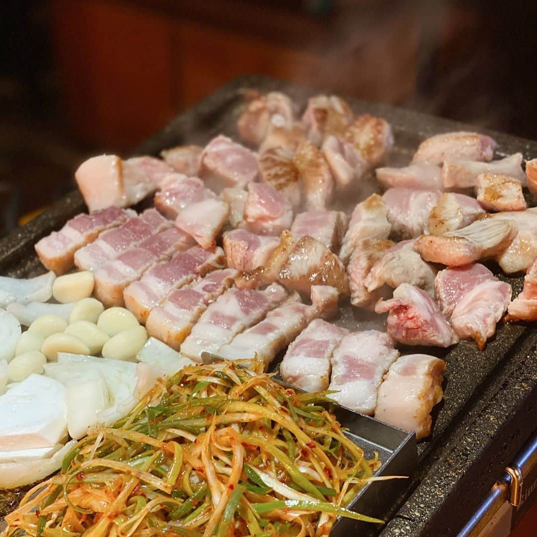 鈴木詩織さんのインスタグラム写真 - (鈴木詩織Instagram)「韓国トリップごはんまとめ✈️ . 今回の韓国旅行で食べたごはん🇰🇷 ☑︎永登浦エリア/マグッカンセンコギのサムギョプサル →熟成肉のサムギョプサルで塩だけで本当に美味しかった🐷 わたし的にオススメポイントは、キムチとネギを一緒に焼いてくれるところ！ ネギは生のところが多いので、焼いてくれた方が甘味が出て美味しい❤︎ . ☑︎鐘閣エリア/朴ボヨンでカンジャンケジャンとチュクミ →両親がここのお店好きで連れて行ってもらいました！ ケジャンとチュクミも美味しいのですが、パンチャンも絶品❣️どれもおかわりできます。 チュクミの辛さもちょうど良かった！ カンジャンケジャン頼むとカンジャンセウンも付いてきます🦐 . ☑︎景福宮エリア/ソチョンゲタンチブで海鮮ラーメンと生牡蠣 →かおるちゃんが紹介してて美味しそうだったので行ってみました🙋🏾‍♀️ 海鮮好きにはたまらない！ 生牡蠣は少し辛いソース？がのってて美味しかった❤︎ 海鮮ラーメンは思ったよりあっさり系です！生物なので心配な方はやめた方がいいかも🥺 . . . あとはハルメタッカンマリを食べたした🐣 食べることに集中しすぎて写真がない🙄 . . . . . #travel#trip#korea#seoul#seoultrip#seoultravel #shiorinsstravel #ソウルトリップ#ソウル#韓国旅行#」1月18日 19時51分 - shiorin0802suzuki