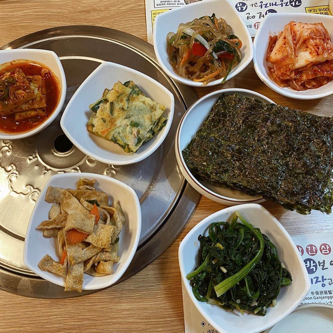 鈴木詩織さんのインスタグラム写真 - (鈴木詩織Instagram)「韓国トリップごはんまとめ✈️ . 今回の韓国旅行で食べたごはん🇰🇷 ☑︎永登浦エリア/マグッカンセンコギのサムギョプサル →熟成肉のサムギョプサルで塩だけで本当に美味しかった🐷 わたし的にオススメポイントは、キムチとネギを一緒に焼いてくれるところ！ ネギは生のところが多いので、焼いてくれた方が甘味が出て美味しい❤︎ . ☑︎鐘閣エリア/朴ボヨンでカンジャンケジャンとチュクミ →両親がここのお店好きで連れて行ってもらいました！ ケジャンとチュクミも美味しいのですが、パンチャンも絶品❣️どれもおかわりできます。 チュクミの辛さもちょうど良かった！ カンジャンケジャン頼むとカンジャンセウンも付いてきます🦐 . ☑︎景福宮エリア/ソチョンゲタンチブで海鮮ラーメンと生牡蠣 →かおるちゃんが紹介してて美味しそうだったので行ってみました🙋🏾‍♀️ 海鮮好きにはたまらない！ 生牡蠣は少し辛いソース？がのってて美味しかった❤︎ 海鮮ラーメンは思ったよりあっさり系です！生物なので心配な方はやめた方がいいかも🥺 . . . あとはハルメタッカンマリを食べたした🐣 食べることに集中しすぎて写真がない🙄 . . . . . #travel#trip#korea#seoul#seoultrip#seoultravel #shiorinsstravel #ソウルトリップ#ソウル#韓国旅行#」1月18日 19時51分 - shiorin0802suzuki