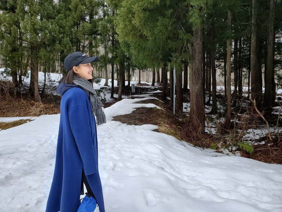 のインスタグラム：「________ #niigata ☃ . . . ○昨年ぶりの #新潟 🥰 . ○暖冬で雪は少なめだけど 東京だとなかなか見られない雪に大興奮😍 . . ○スノーシューで歩く道は ふかふかして楽しい〜😆 . . ○これから怒涛の #女子旅 を アップしていくと思います💞 . そのまえに思いっきり楽しんで来ます😚 . . . #新潟観光 #新潟ガストロノミー #食景色  #日本海美食旅 #女子旅行 #冬休み #バケーション #pr #美人林 #絶景 #日本の絶景 #秘境 #パワースポット #森林浴 #十日町」