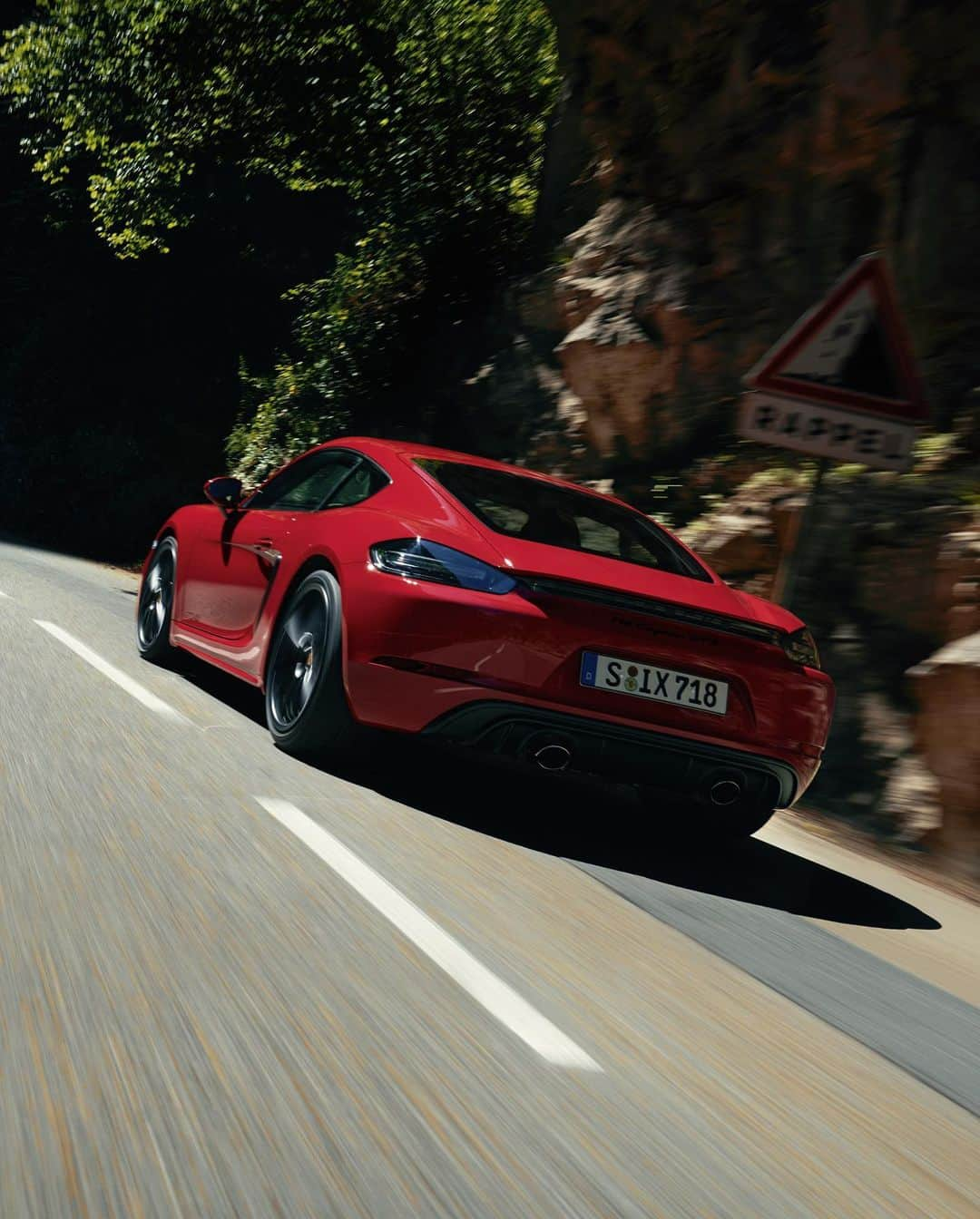 Porscheさんのインスタグラム写真 - (PorscheInstagram)「Combined fuel consumption in accordance with EU 6: 718 GTS models:  9,2 – 8,5 l/100 km 210 – 194 g/km __⁣⁣⁣⁣ The all new 718 Boxster GTS 4.0 and the new 718 Cayman GTS 4.0. Your thirst for action just doubled. Everything you love about a driving experience, enhanced. The new 718 GTS 4.0 models, more of what you love. ⁣ #MoreOfWhatYouLove #718 #PorscheGTS #Porsche⁣⁣」1月18日 19時55分 - porsche