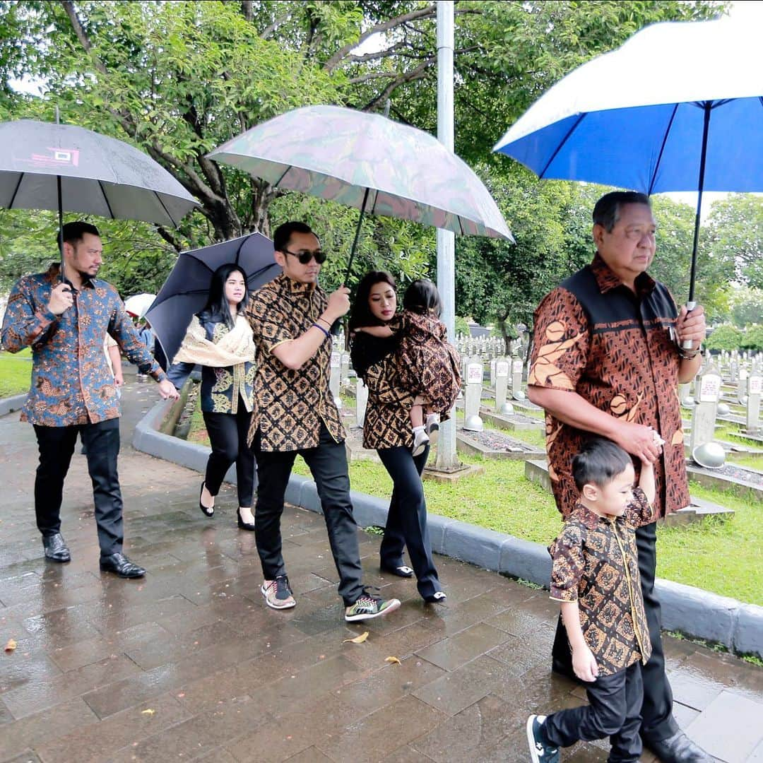 アニ・ユドヨノさんのインスタグラム写真 - (アニ・ユドヨノInstagram)「Hujan, banjir, lumpur serta cuaca dan medan seberat apapun tidak menghalangi untuk bekerja dan beribadah. *SBY* ➖ Rain, flood, mud and any heavy terrain couldn’t stop us to work and pray. *SBY*」1月18日 20時00分 - aniyudhoyono