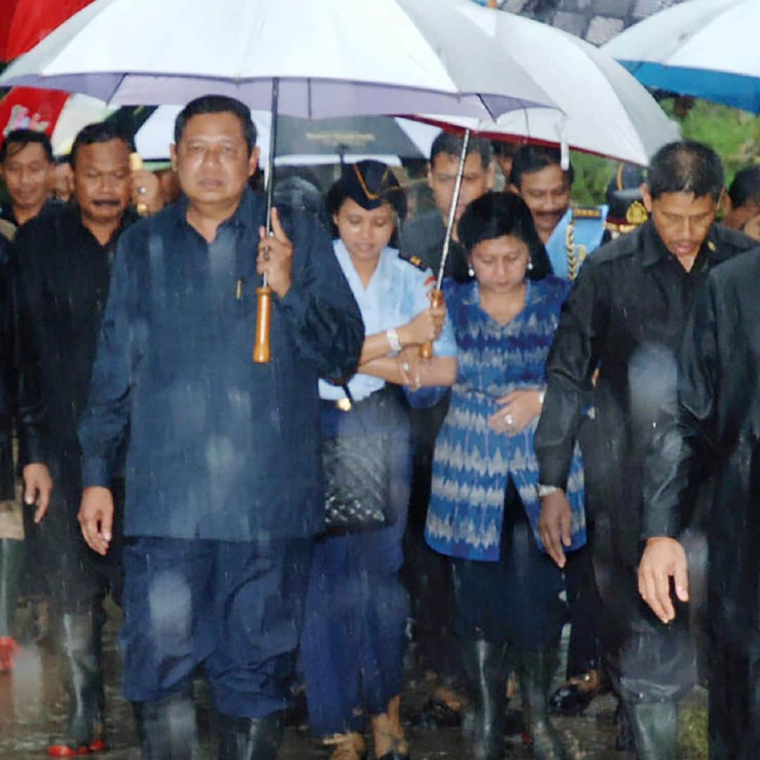 アニ・ユドヨノさんのインスタグラム写真 - (アニ・ユドヨノInstagram)「Hujan, banjir, lumpur serta cuaca dan medan seberat apapun tidak menghalangi untuk bekerja dan beribadah. *SBY* ➖ Rain, flood, mud and any heavy terrain couldn’t stop us to work and pray. *SBY*」1月18日 20時00分 - aniyudhoyono