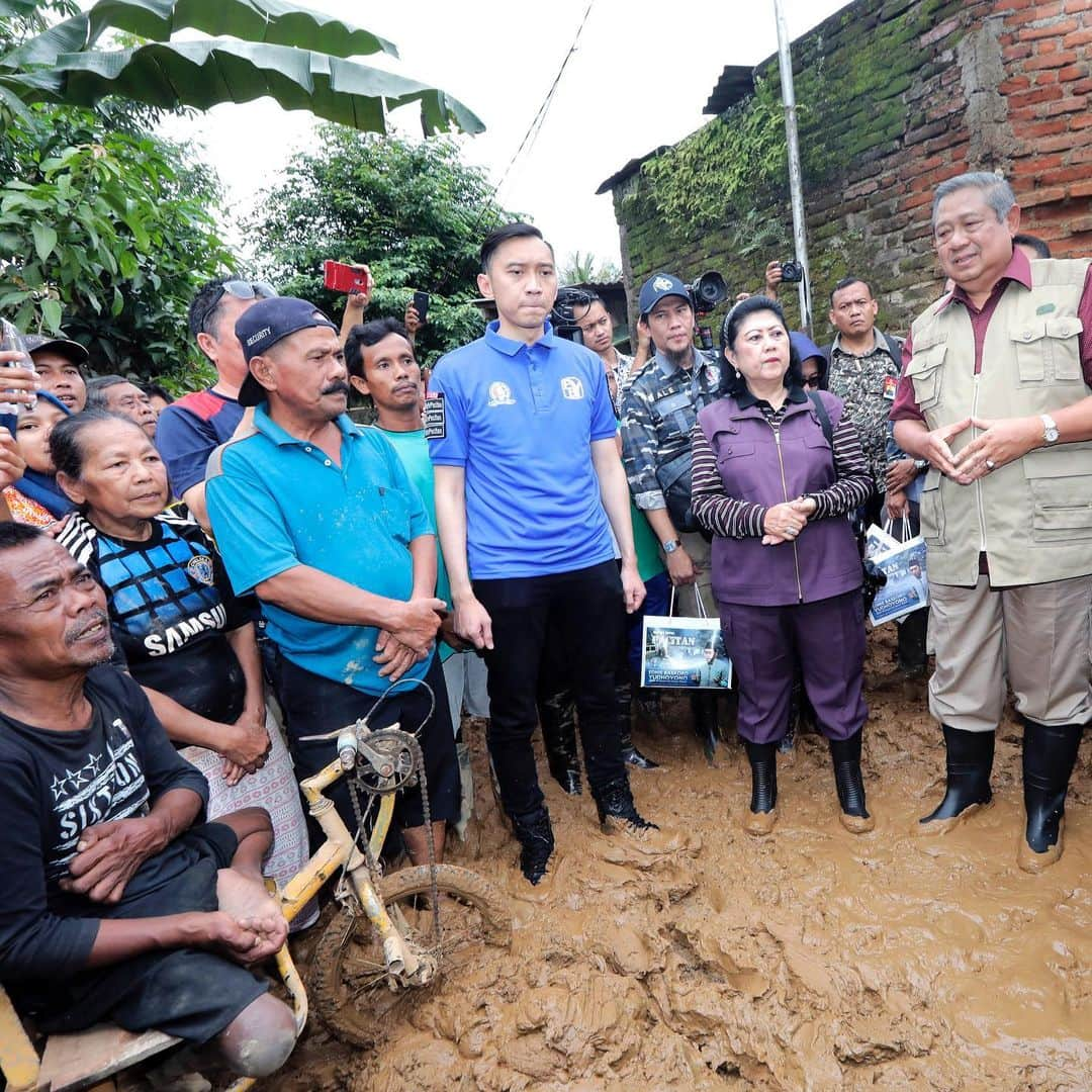 アニ・ユドヨノさんのインスタグラム写真 - (アニ・ユドヨノInstagram)「Hujan, banjir, lumpur serta cuaca dan medan seberat apapun tidak menghalangi untuk bekerja dan beribadah. *SBY* ➖ Rain, flood, mud and any heavy terrain couldn’t stop us to work and pray. *SBY*」1月18日 20時00分 - aniyudhoyono