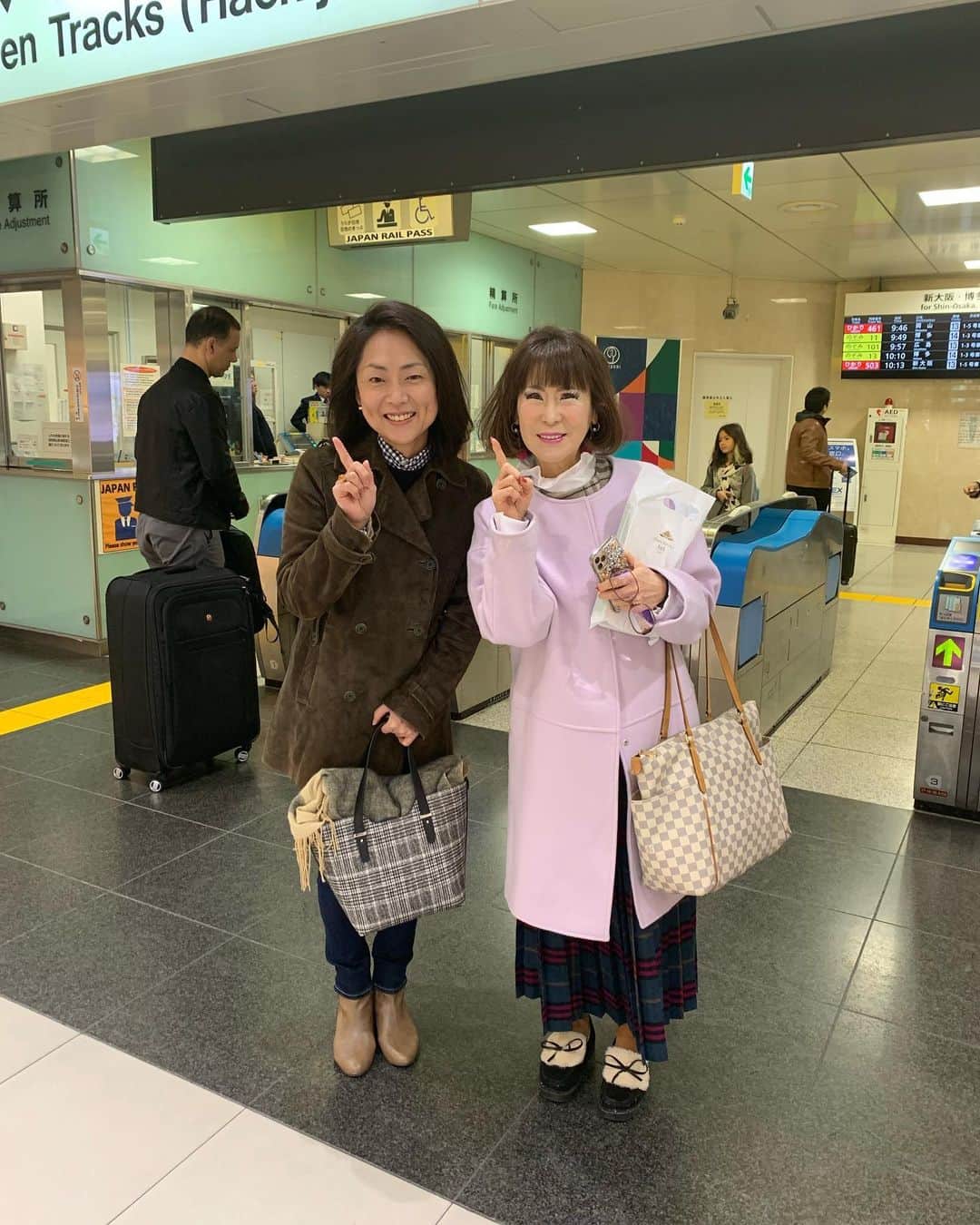 岩本初恵さんのインスタグラム写真 - (岩本初恵Instagram)「京都まで出張 京都駅ですと オンラインサロン の皆様にアップ 💕💕 近くにいた お客様が来てくれました 💕💕 オンラインサロンから 出張の度 会えるねと写真撮りました 💕💕 北海道や東京から 大阪に京都 オンラインサロンの 皆様個人的に 会えるなんて 幸せな京都駅での 感動でした 💕💕 六波羅蜜寺の住職様に ご挨拶して 日帰りの旅 💕💕 オンラインサロンの皆様 これから声かけて いきまーす 💕💕 福岡 佐賀 唐津の皆様にも 突然声かけまーす 感動をいただきました 💕💕 ぜひ皆様オンラインサロンに 参加してくださいね^_^ オンラインサロンは インスタプロフィールの リンクからすぐ参加 出来ます^_^ 💕💕 #京都 #出張 #六波羅蜜寺 #ご挨拶 #オンラインサロン #お客様 #呼びかけ #京都駅 #会えました #動画 #movie  #ムービー #息子 #感動 #嬉しい #お土産 #ありがとう御座います」1月18日 20時15分 - hatsue_iwamoto