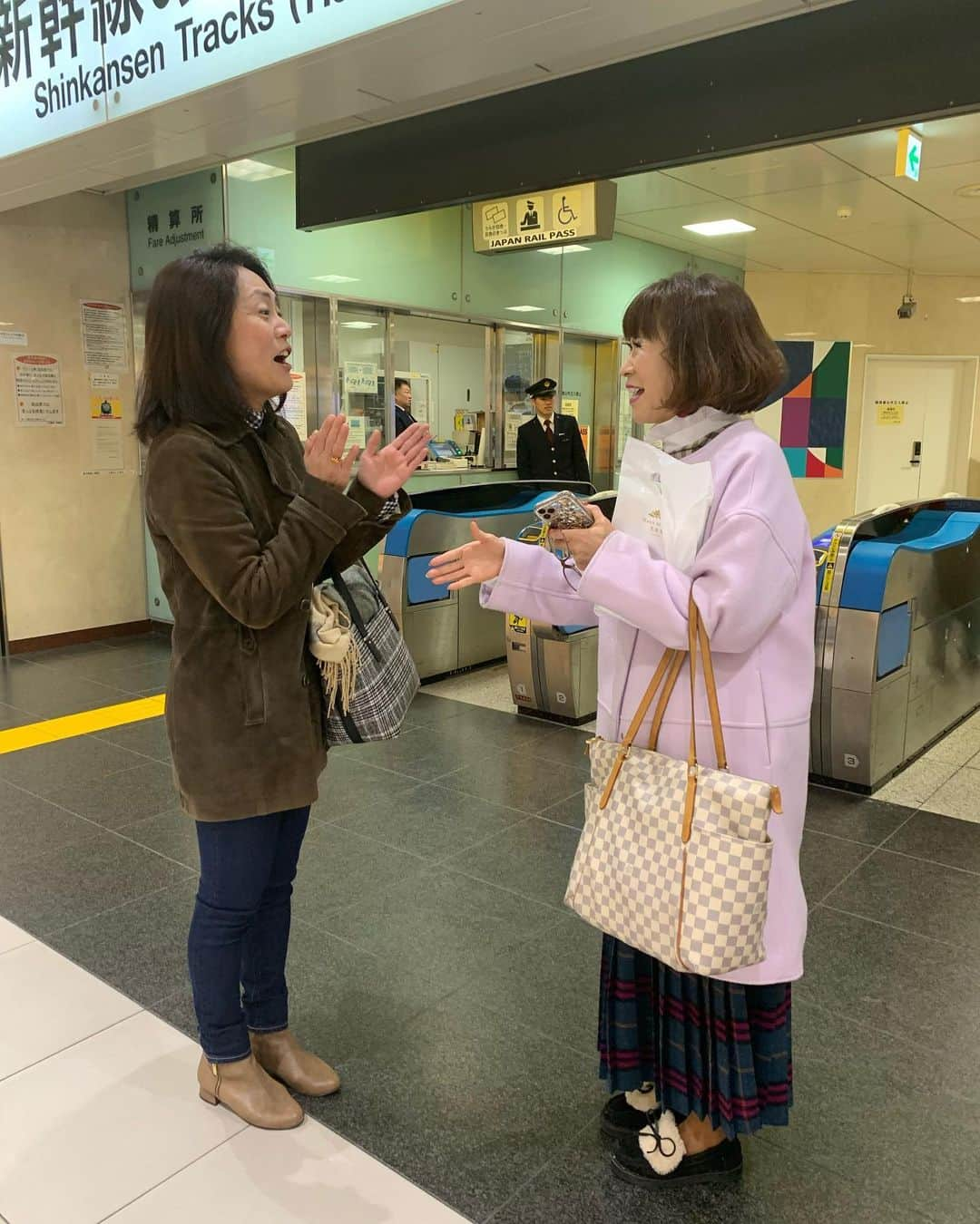 岩本初恵さんのインスタグラム写真 - (岩本初恵Instagram)「京都まで出張 京都駅ですと オンラインサロン の皆様にアップ 💕💕 近くにいた お客様が来てくれました 💕💕 オンラインサロンから 出張の度 会えるねと写真撮りました 💕💕 北海道や東京から 大阪に京都 オンラインサロンの 皆様個人的に 会えるなんて 幸せな京都駅での 感動でした 💕💕 六波羅蜜寺の住職様に ご挨拶して 日帰りの旅 💕💕 オンラインサロンの皆様 これから声かけて いきまーす 💕💕 福岡 佐賀 唐津の皆様にも 突然声かけまーす 感動をいただきました 💕💕 ぜひ皆様オンラインサロンに 参加してくださいね^_^ オンラインサロンは インスタプロフィールの リンクからすぐ参加 出来ます^_^ 💕💕 #京都 #出張 #六波羅蜜寺 #ご挨拶 #オンラインサロン #お客様 #呼びかけ #京都駅 #会えました #動画 #movie  #ムービー #息子 #感動 #嬉しい #お土産 #ありがとう御座います」1月18日 20時15分 - hatsue_iwamoto