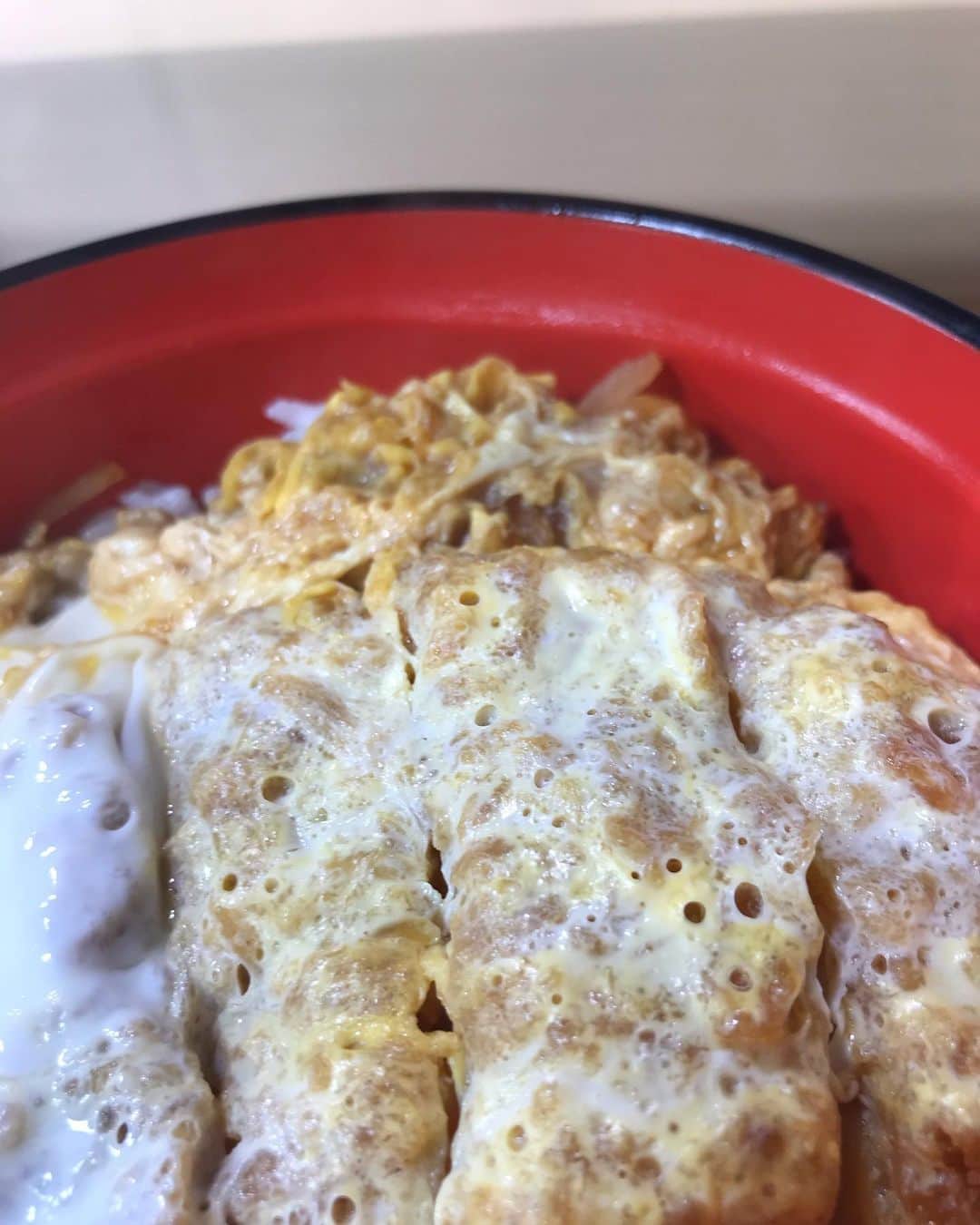 のインスタグラム：「先日、久々に食べた富士そばのかつ丼。 昔、渋谷で朝までバイトしてた時に毎朝食べてたから何だか懐かしくて必ずかつ丼セットを食べてしまう。 あの時のKくん、元気かなぁ。 会いたいなぁ。  #富士そば #かつ丼 #思い出」
