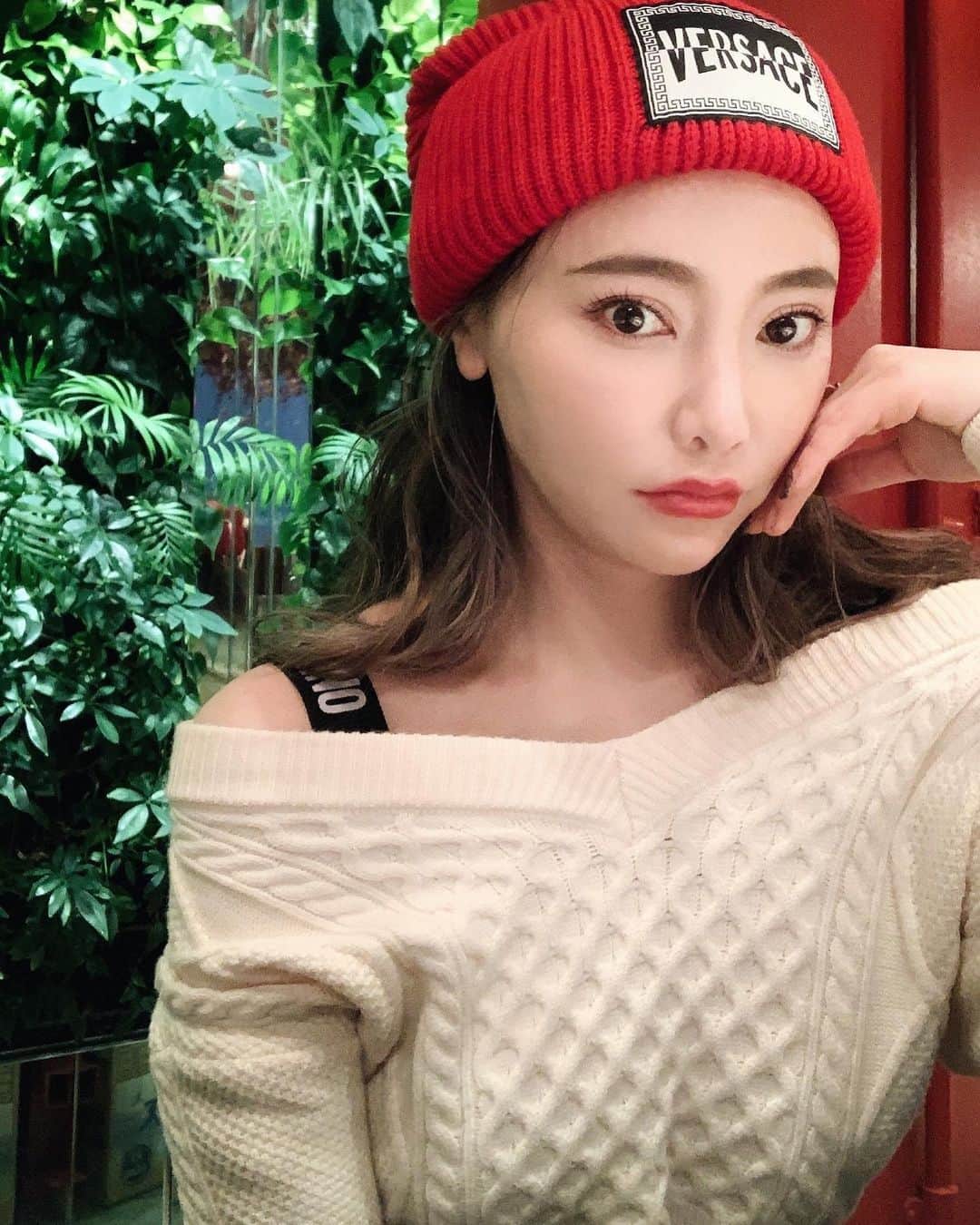 クリスティン・ウェイのインスタグラム：「Saturday should I stay home?#weekend #weekendmood #valmuer #cwfashion #christinewei #クリスティンウェイ」