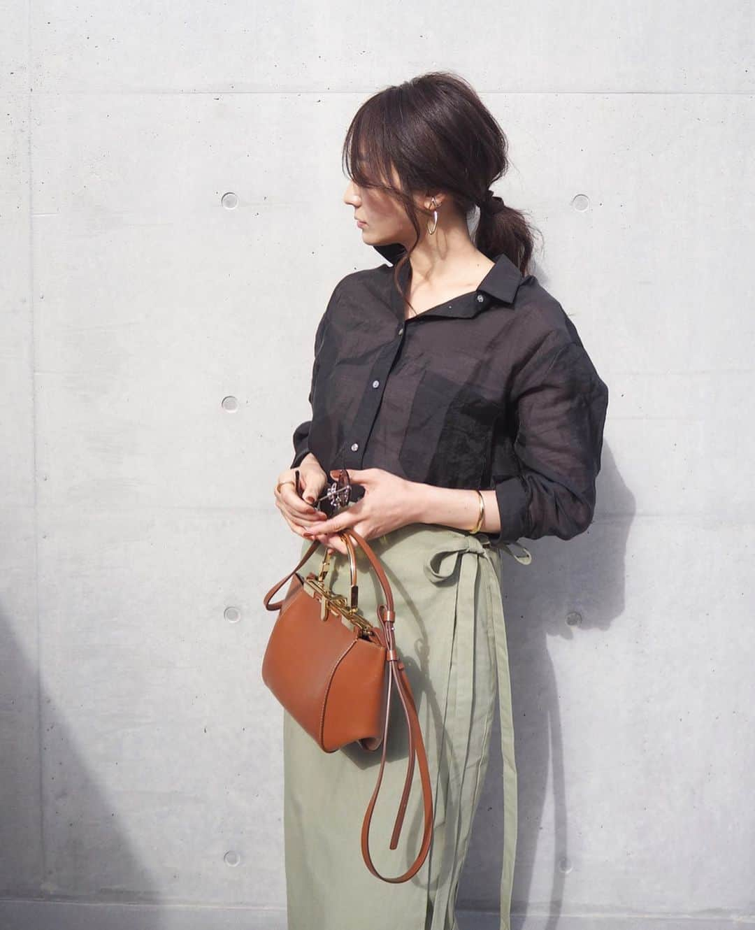 yoko178loveさんのインスタグラム写真 - (yoko178loveInstagram)「#coordinate ． ． 日差しが暖かかった日 届いたばかりの春服が可愛くて 早速着てみました☺︎ ． トップスは透け感のあるシアーシャツ 形はベーシックでも シアー感があるだけで今年らしい✨ ． スカートはラップデザインの マキシ丈タイトスカート 裾のフリンジが好みのデザイン❤︎ ． ． 𝑠𝘩𝑖𝑟𝑡、𝑠𝑘𝑖𝑟𝑡 @basement_online  𝑏𝑎𝑔 @zanchetti_italia  𝑠𝘩𝑜𝑒𝑠 @baldanshoes ． ． #basement #basementonline #シャツ #タイトスカート #zanchetti #baldan #シンプル #カジュアル #大人カジュアル #instafashion #ootd #outfitoftheday」1月18日 20時12分 - yoko178love