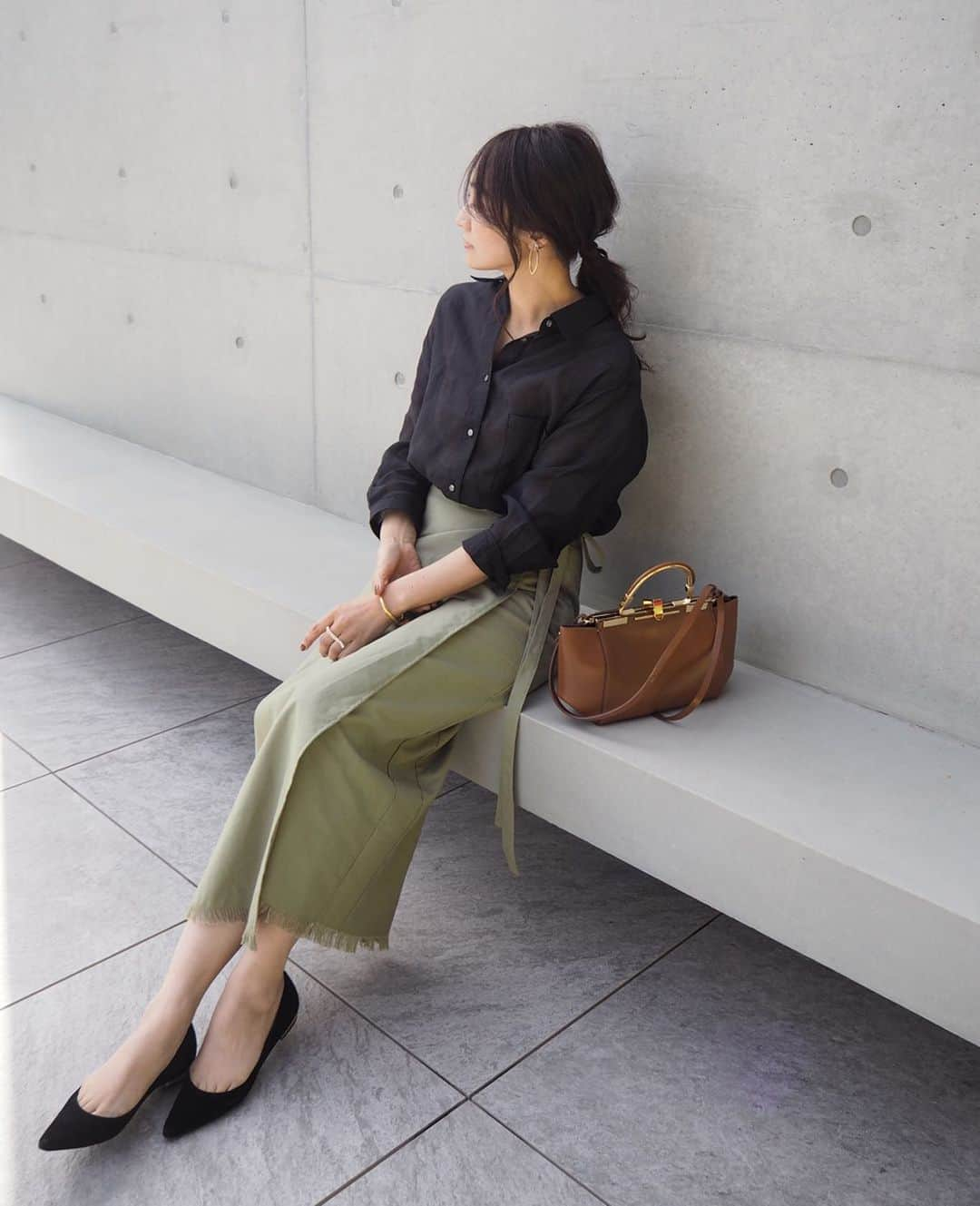 yoko178loveさんのインスタグラム写真 - (yoko178loveInstagram)「#coordinate ． ． 日差しが暖かかった日 届いたばかりの春服が可愛くて 早速着てみました☺︎ ． トップスは透け感のあるシアーシャツ 形はベーシックでも シアー感があるだけで今年らしい✨ ． スカートはラップデザインの マキシ丈タイトスカート 裾のフリンジが好みのデザイン❤︎ ． ． 𝑠𝘩𝑖𝑟𝑡、𝑠𝑘𝑖𝑟𝑡 @basement_online  𝑏𝑎𝑔 @zanchetti_italia  𝑠𝘩𝑜𝑒𝑠 @baldanshoes ． ． #basement #basementonline #シャツ #タイトスカート #zanchetti #baldan #シンプル #カジュアル #大人カジュアル #instafashion #ootd #outfitoftheday」1月18日 20時12分 - yoko178love