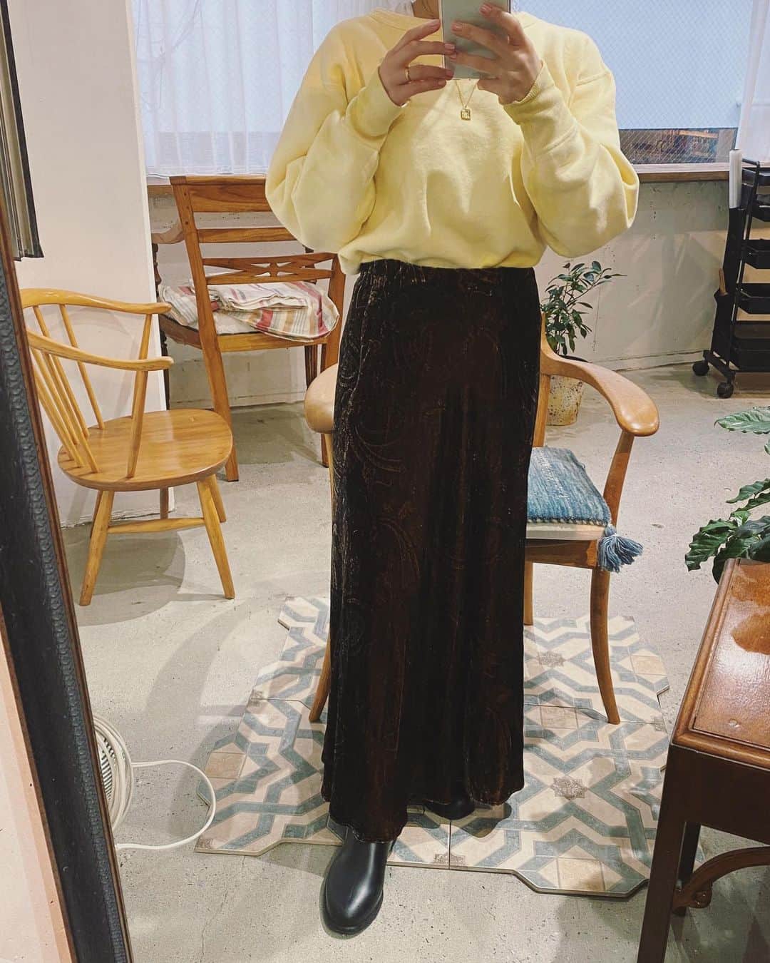 のインスタグラム：「. こんな寒い日だけど春意識🌸 リブが長めで可愛いたまご色のスウェット🥚 . #mihoc_fashion #vintage #kiaris #kiaris_vintage」