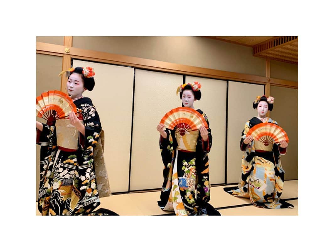 川村亜紀さんのインスタグラム写真 - (川村亜紀Instagram)「お正月なので黒紋付での舞✨ 「梅にも春」を舞う様子です🌸 左から宮川町の舞妓さんの君光ちゃん、叶笑ちゃん、君萌ちゃんです。 こちらの黒紋付には、それぞれの屋形の紋が入っています。  #お着物 や #花街 #歌舞伎 など #日本の伝統 が長く守られ受け継がれますように。 #kyoto #hanamachi  #miyagawacho #miyagawachomaiko #kimimoe  #京都 #京都花街 #宮川町 #宮川町舞妓 #舞妓 #舞妓さん  #黒紋付 #梅にも春 #君光 ちゃん #叶笑 ちゃん #君萌 #君萌ちゃん #今月の君萌ちゃん #萌ちゃん今日も可愛い  #萌ですよろしくお願いします」1月18日 20時24分 - _aki1015_