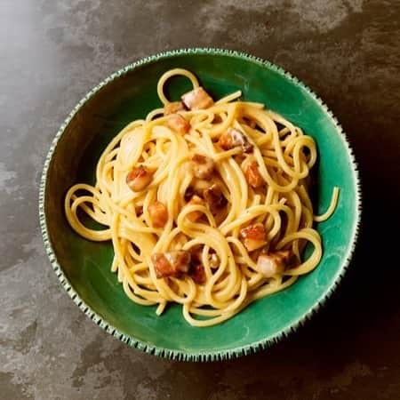 ナイジェラ・ローソンさんのインスタグラム写真 - (ナイジェラ・ローソンInstagram)「#recipeoftheday is a longtime favourite: Spaghetti Carbonara.  It’s a Premium Recipe, which means you need to be signed in to nigella.com to get it, but if you’re not already a member (and there are many perks of membership!) it takes a mere moment to sign up, and it’s free.  And to get the recipe, click on link in bio.  To clarify, proceed as follows: tap on my name, which will take you to a page that has a link on it that says www.nigella.com/instagram. When you click on this link, it will take you to a page of photographs: click on the photograph of the recipe in question!  Photograph by Jonathan Lovekin #HowToEat #spaghetticarbonara」1月18日 20時25分 - nigellalawson