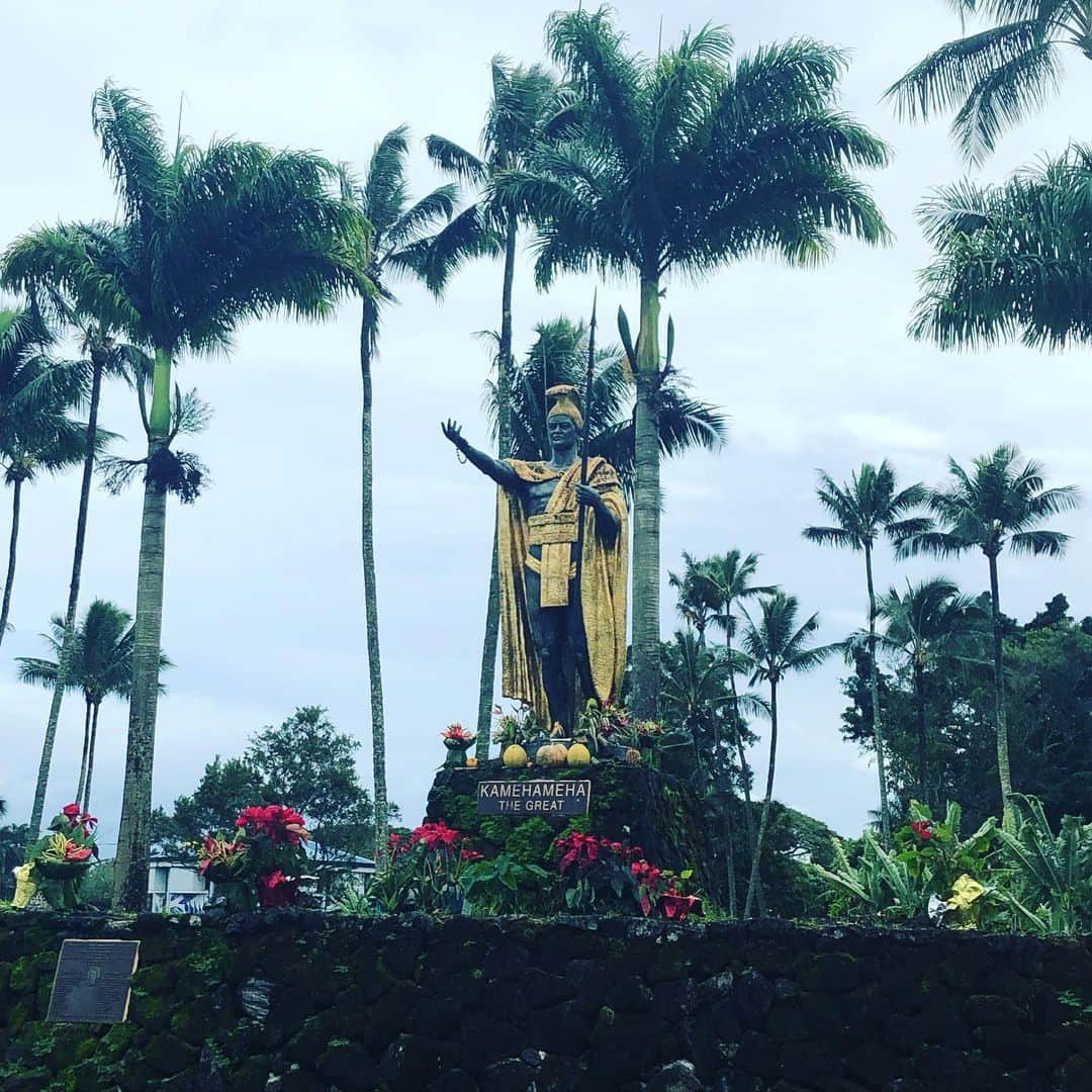 のインスタグラム：「ALOHA🤙 カメハメハ大王 #浜ちゃん後輩と行くハワイ島で休日  #浜田雅功 #ライセンス井本 #どりあんず #サカイストマサヨシ #プラスマイナス岩橋  #チーモンチョーチュウ菊地  #天竺鼠瀬下 #ハワイ島 #カメハメハ大王 #ハワイ島カメハメハ  #大阪チャンネル #hawaii  #hawaiiisland  #kamehameha  #aloha🤙」