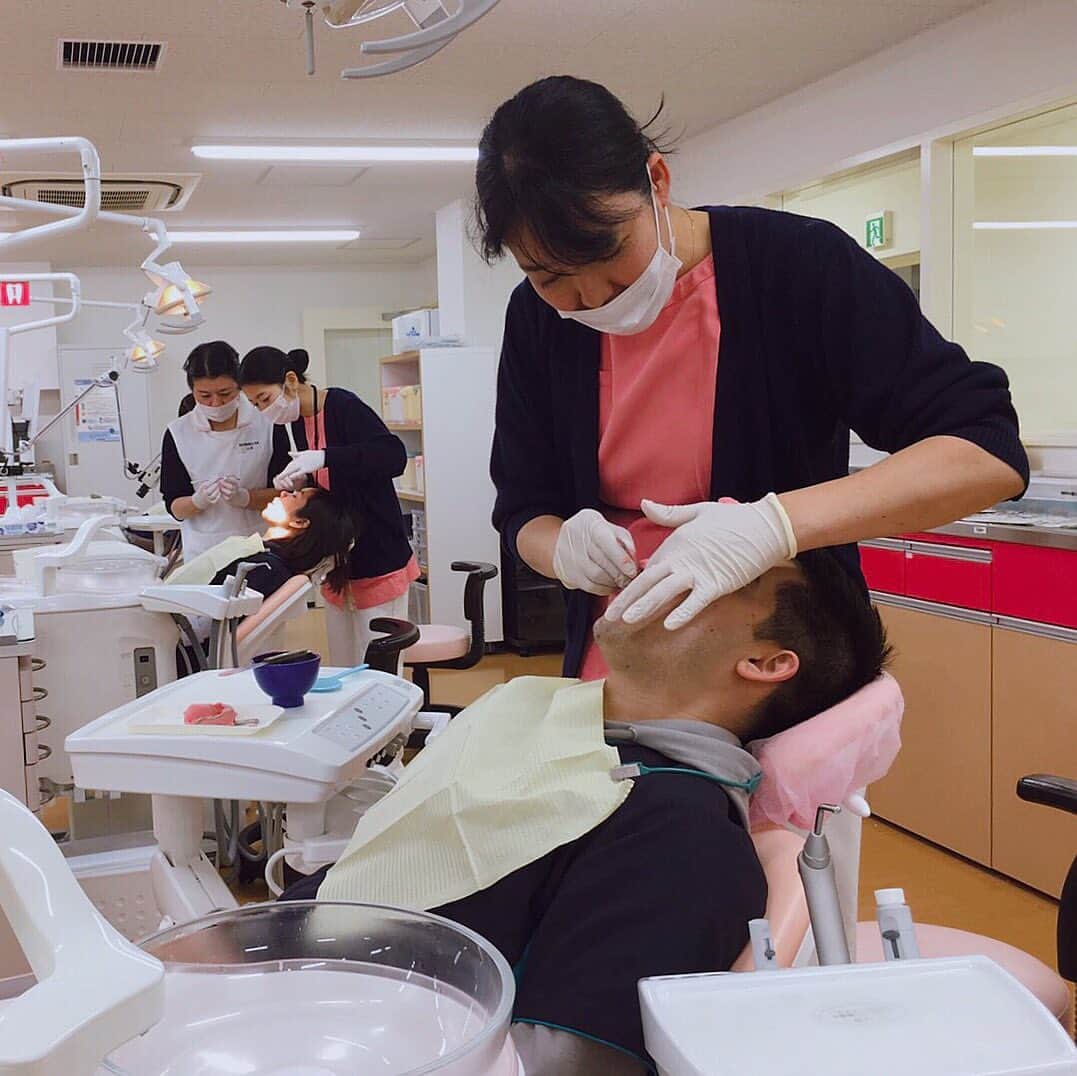新東京歯科技工士学校さんのインスタグラム写真 - (新東京歯科技工士学校Instagram)「技工×衛生 合同授業をご紹介！ オリジナルのスポーツマウスガードを作るために、歯科技術予備教育科の留学生が、新東京歯科衛生士学校 国際ゼミに所属している学生に歯の型取りをしてもらいました！  #新東京 #歯科技工士 #専門学校 #留学生 #スポーツ #マウスガード」1月18日 20時27分 - shintokyodental