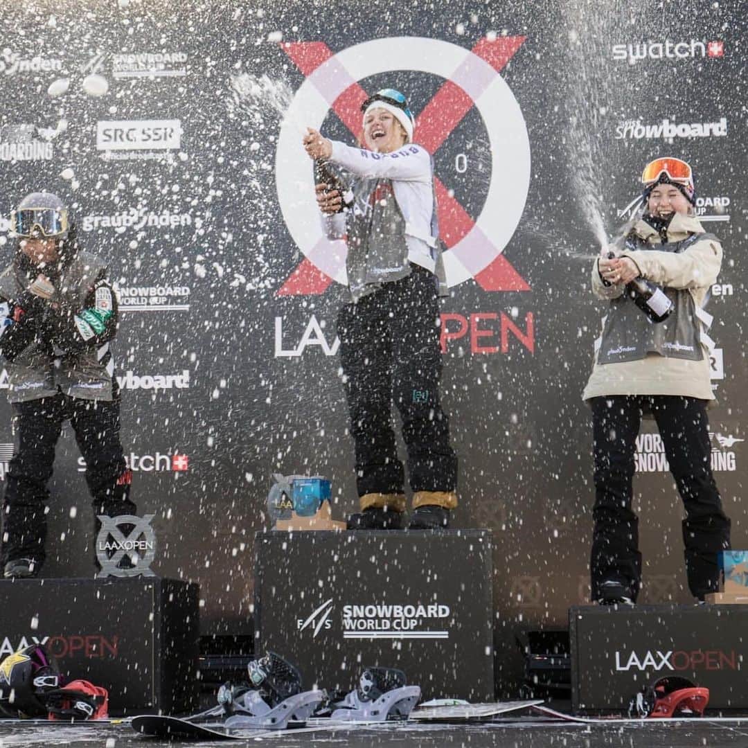 のインスタグラム：「スイス・ラークスで開催中のLaax Openにて、岩渕麗楽が女子スロープスタイルで2位になりました。スロープスタイルでは初めて出したというBSダブルコークもしっかりメイク。優勝は、同じくBurtonのジュリア・マリノ。男子ではレッド・ジェラードが2位に入っています。おめでとう！ Photo: @chriswitwicki #LaaxOpen」