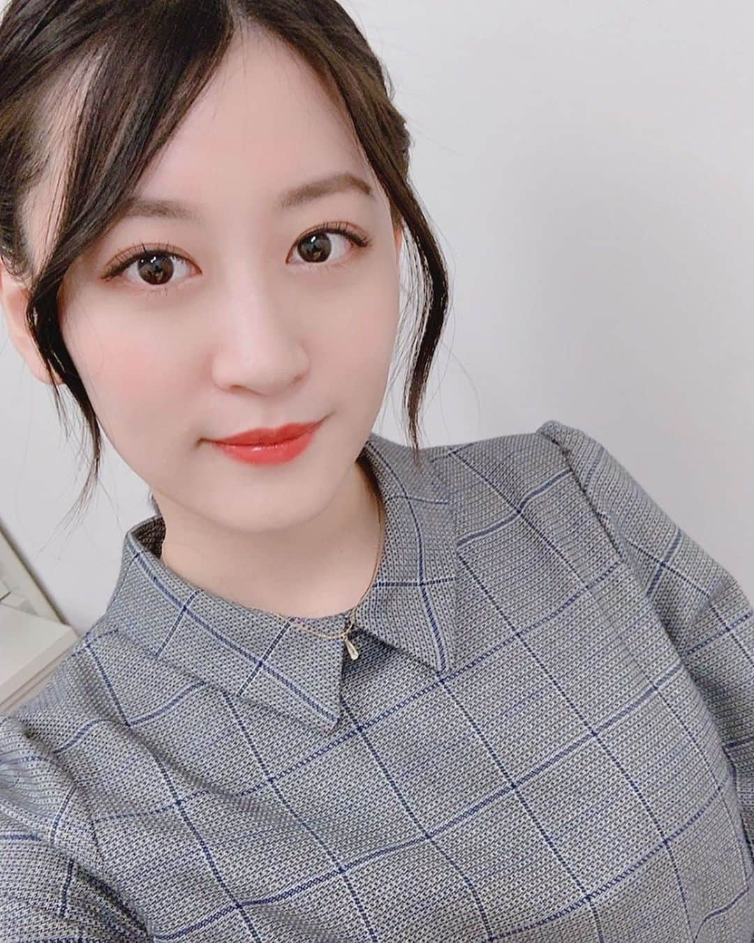 上西恵さんのインスタグラム写真 - (上西恵Instagram)「NMB48の時のメイクさんがヘアメイクしてくれました💄💞 久しぶりに会えて嬉しかったなぁ☺️☺️ ⠀ ポニーテールお願いしたら 私の好みの感じのポニーテールにしてくださいました☺️❤️ ⠀ ⠀ そういえば帰りの新幹線爆睡で、寝起きで電車乗ってたら 女性の方が"座りますか？しんどいですか？"って声かけて下さった🥺笑 ⠀ ごめんなさい…凄く元気でただただ寝起きだったんです🥺笑 もっとシャキッとしとかないとな！笑 ⠀ 優しいなぁ…ほっこりした  #ポニーテール #馬のしっぽ #🐴」1月18日 20時30分 - jonishi_kei