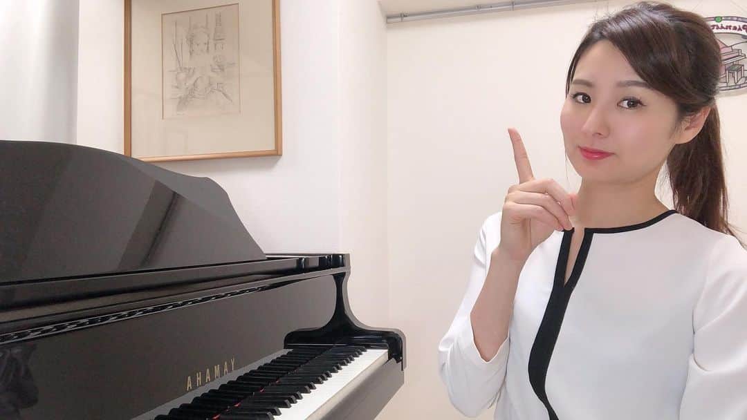 森本麻衣のインスタグラム：「ブログで連載している『ピアニスト道』を、 youtube にアップしました🥰 . テーマは 『フレーズの最後』‼️ . クオリティの高い演奏にする為には、 フレーズを言葉（文章）のようにとらえるのがコツです⤴︎⤴︎⤴︎ . . ぜひ演奏の参考になさって下さい🎹 . . できる限り短く、わかりやすくをモットーに 話しました😌 . . . . #森本麻衣#ピアノ#ピアニスト道#ブログ#youtube#ピアノレッスン#レッスン#ピアノ上達法#フレーズ#アドバイス#東京芸術大学#🎹 #maimorimoto#piano#pianist#vlog#blog#🎵」