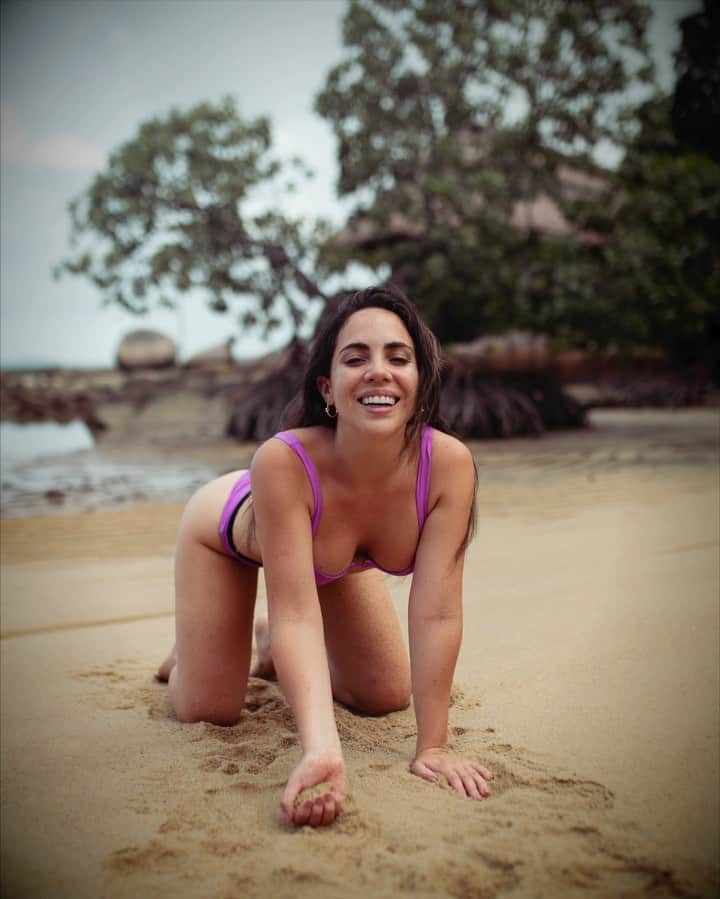 Katy Esquivelのインスタグラム：「La perfección no existe . Muchas personas piensan que salgo bien en todas mis fotos y que al primer intento ya tengo la toma perfecta. Sin embargo, en este post quiero mostrarle que no es así 😂 Usualmente para conseguir 1 foto (en la que me encante la luz, la composición, mi pose y mi gesto) tengo que hacer como unas 300 tomas… no es broma! Siempre pruebo hacer de todo, me paro, me tiro al piso, salto, tiro cosas. Agoto todos los movimientos posibles porque al menos 1 pose tiene que quedar bien. En este caso primero probé tomarme fotos recostada en la arena y aunque se ven bien no tenían nada especial, así que decidí jugar con la arena y después de tirarla por 10 minutos al fin quedó una secuencia divertida. . *La última foto es para recordarles que nadie es perfecto y que las fotos menos favorecedoras son las que nos hacen sonreír en malos momentos (o en cualquier momento) 😝 . Gracias @lostleblanc por la paciencia que tienes con tu novia loca. . Edité estas fotos con el preset “Tan Lines” de mi colección Paradise. #ChicFilters」