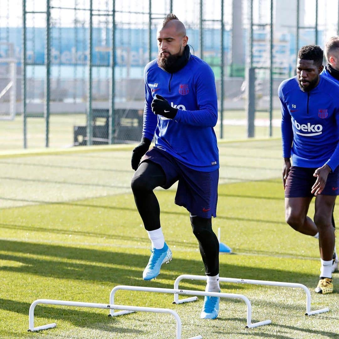 アルトゥーロ・ビダルさんのインスタグラム写真 - (アルトゥーロ・ビダルInstagram)「💙❤️💪🏽💪🏽👑👑」1月19日 1時59分 - kingarturo23oficial