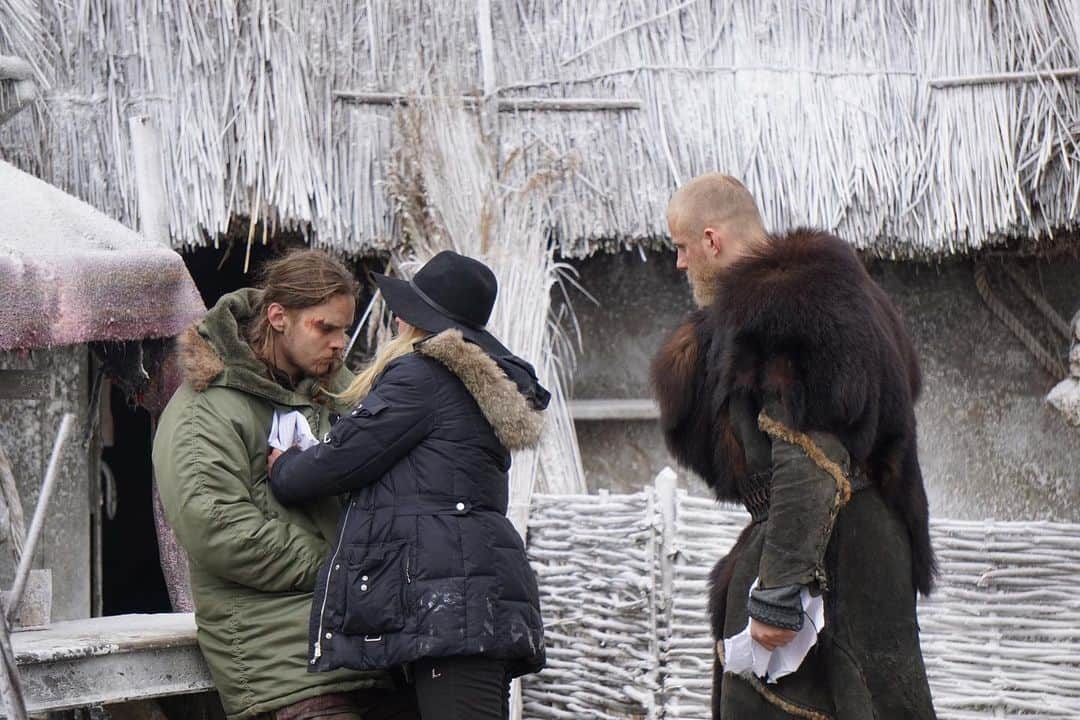 キャサリン・ウィニックさんのインスタグラム写真 - (キャサリン・ウィニックInstagram)「Rehearsing a crucial scene with Bjorn and Hvitserk.. 🎬 #Director #Vikings @alexanderludwig @marcoilsoe」1月19日 2時00分 - katherynwinnick