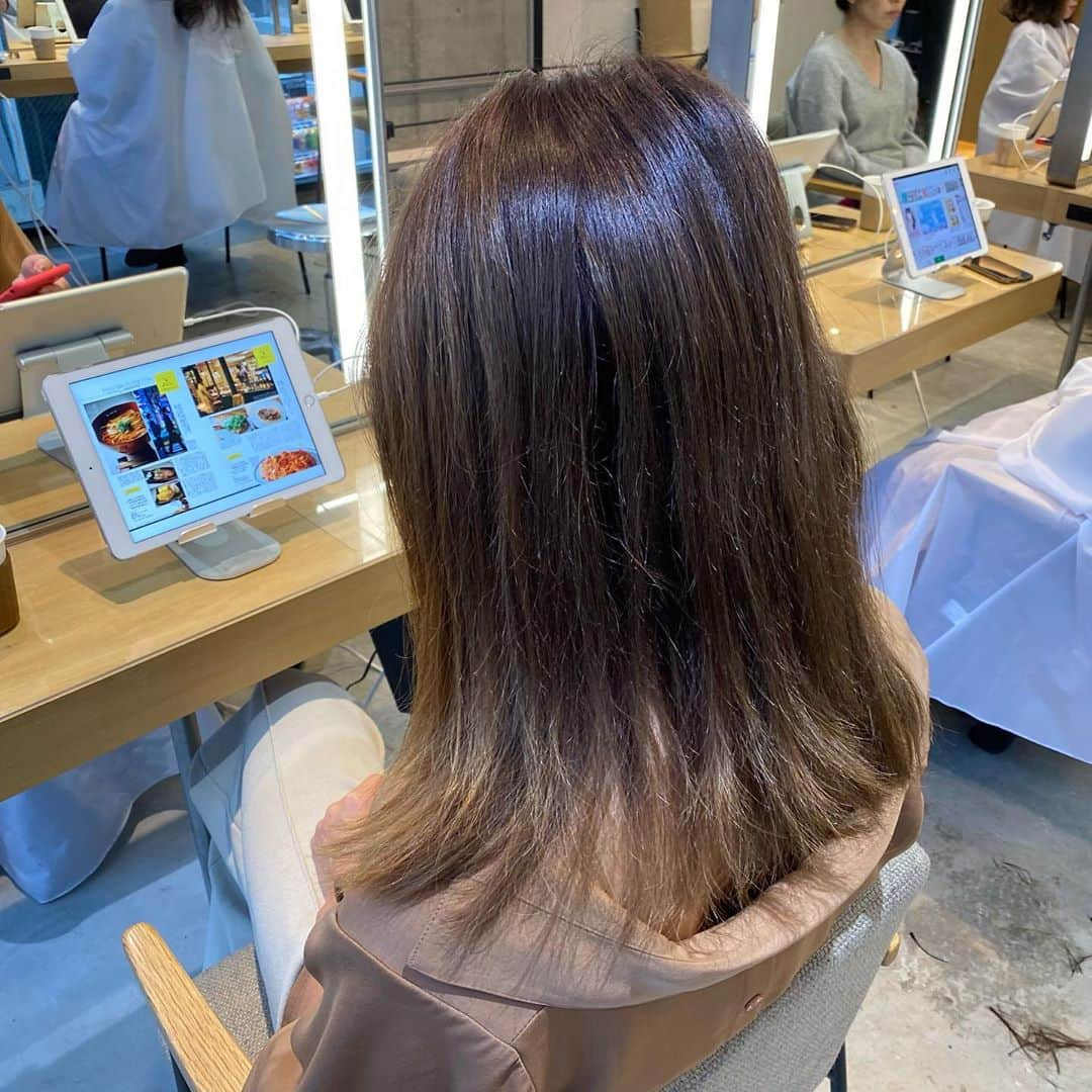 木村一平さんのインスタグラム写真 - (木村一平Instagram)「本日はこちら☝🏻New color ヴィンテージベージュ◎×ミディアムウルフ✂︎画像は保存してカウンセリングで使ってください✨ 解説しますー！ キャメルの明るいベージュ感と、プラチナのくすみ感の相性でヴィンテージ感を出してみました◎ オーダー増えそうな予感。。🤔 ※シークレットハイライト必須です カットはミディアムヘアにくっきりとしたレイヤーカットでウルフっぽくしました✂︎ 要チェックですー！☝🏻 ご参考に◎ @waystokyo  #キムラ髪#ヴィンテージベージュ#くすみ色#くすみ色ヘアカラー #ミディアムレイヤー#ミディアム#外ハネ#ばっさりカット #ロブ#ボブ#きりっぱなしボブ #切りっぱなし#外ハネボブ #シークレットハイライト3回目 #ベージュカラー #ベージュコーデ #透明感カラー #シークレットハイライト #ミディアムヘア」1月18日 20時41分 - kimuraippei