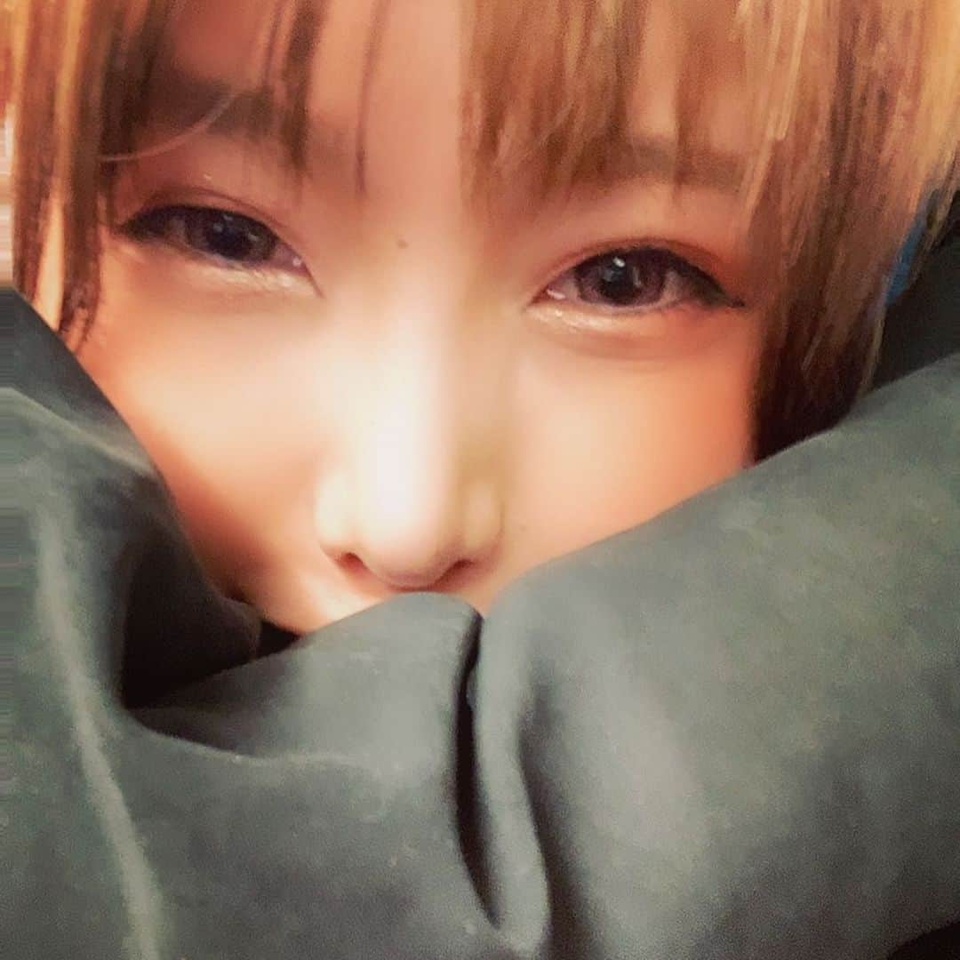 澁谷梓希さんのインスタグラム写真 - (澁谷梓希Instagram)「ひたすら埋もれる。 私は寒いのは嫌いです。 寒空の下で食べるアイスは好きです。」1月18日 20時41分 - azk_s811