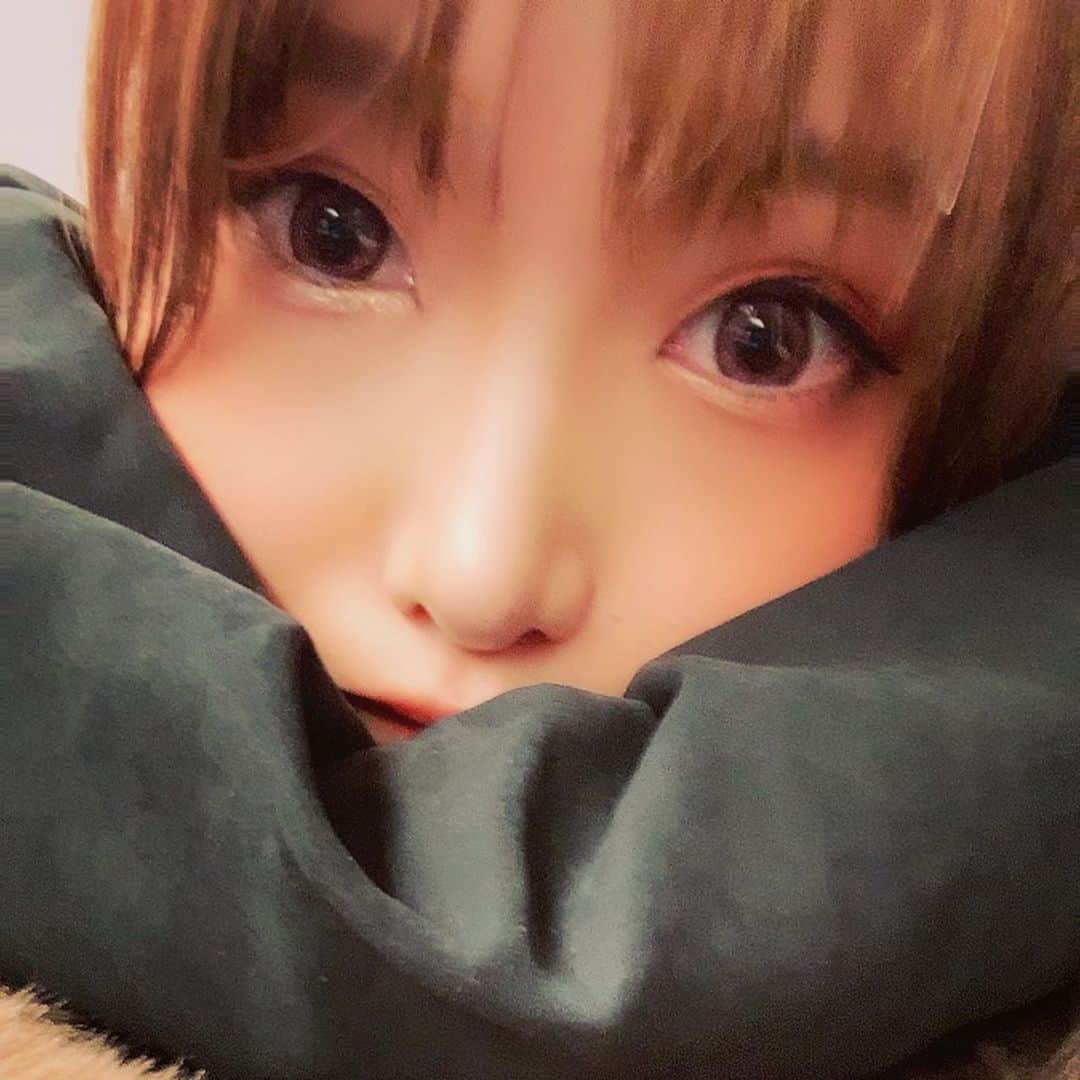 澁谷梓希さんのインスタグラム写真 - (澁谷梓希Instagram)「ひたすら埋もれる。 私は寒いのは嫌いです。 寒空の下で食べるアイスは好きです。」1月18日 20時41分 - azk_s811