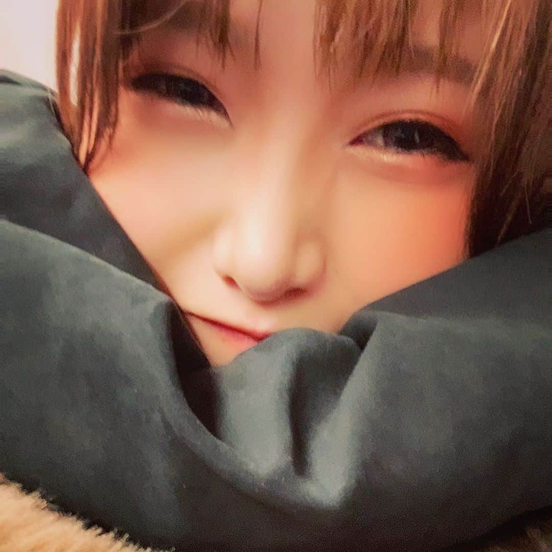 澁谷梓希さんのインスタグラム写真 - (澁谷梓希Instagram)「ひたすら埋もれる。 私は寒いのは嫌いです。 寒空の下で食べるアイスは好きです。」1月18日 20時41分 - azk_s811