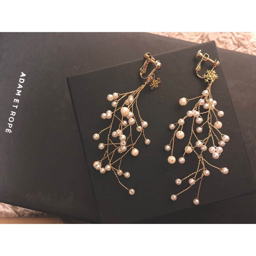 武田華奈のインスタグラム：「. イヤリングを手作りして、当日プレゼントしました𓂃𓀽𓀽 「ゆき」という名前なので、小枝に雪がつもっているイメージで、ひたすらねじねじ𓍱𓍱𓍱𓍱 仕上げに小さな雪のチャームをつけました❄︎ ビーズの素材や大きさが少しずつ違います。 新婦の妹とわたしの分は一回り小ぶりなものをつくり、3人おそろい☺︎☺︎☺︎ . ドレスに合わせてもうアクセサリーなども決めていただろうに、いろんな場面でたくさんつけてくれました𓆸𓆸 ちょっと失敗しているところがあるけど、我ながら親友によく似合っていると思います♡笑 Adam et ropeは関係ありません☺︎💦 @snow_wedding88hawaii」