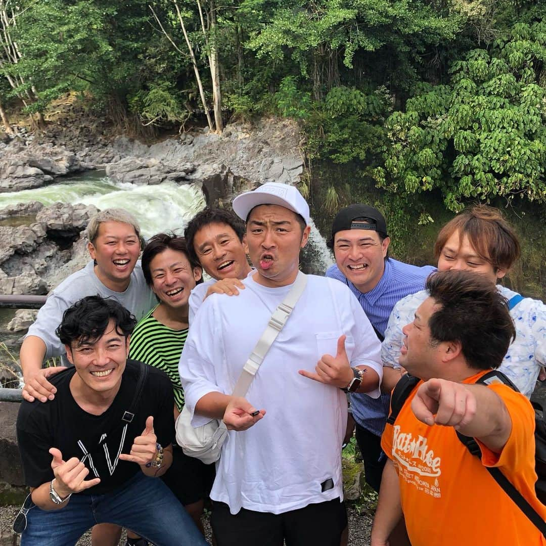 平井俊輔のインスタグラム：「ハワイ島楽しんでますばい。  詳しくは、 #大阪チャンネル #浜ちゃん後輩と行くハワイ島で休日  @hamachankyuzitsu  放送をお楽しみに！  #浜田雅功 #ライセンス井本 #どりあんず平井 #どりあんず堤 #サカイストまさよし #チーモンチョーチュウ菊地 #プラスマイナス岩橋 #天竺鼠瀬下」